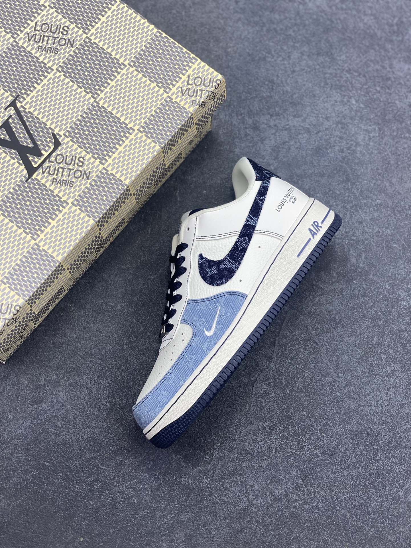 图片[7]-NIke Air Force 1 \’07 Low LV联名–拼接牛仔 空军一号低帮 运动鞋 休闲鞋 折边针车 高级反光效果 工艺难度大 原楦头原纸板 原装鞋盒 原厂鞋底 超高清洁度 细节完美 货号：SC0601-556 尺码：36 36.5 37.5 38 38.5 39 40 40.5 41 42 42.5 43 44 44.5 45-选品中心