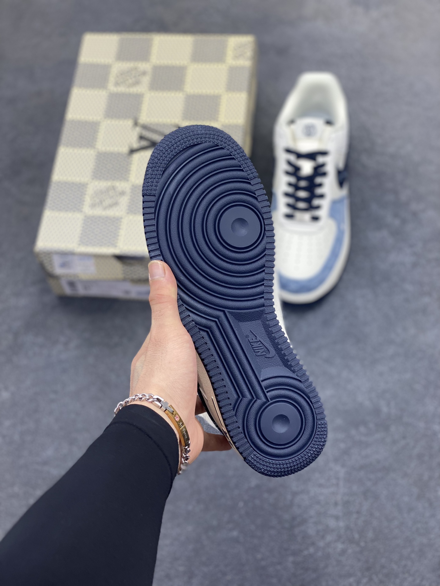 图片[5]-NIke Air Force 1 \’07 Low LV联名–拼接牛仔 空军一号低帮 运动鞋 休闲鞋 折边针车 高级反光效果 工艺难度大 原楦头原纸板 原装鞋盒 原厂鞋底 超高清洁度 细节完美 货号：SC0601-556 尺码：36 36.5 37.5 38 38.5 39 40 40.5 41 42 42.5 43 44 44.5 45-选品中心