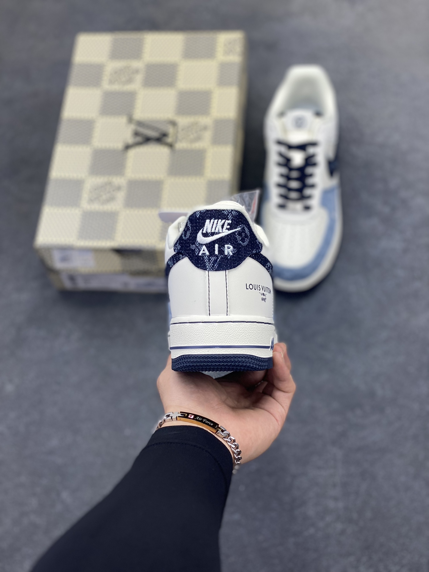 图片[4]-NIke Air Force 1 \’07 Low LV联名–拼接牛仔 空军一号低帮 运动鞋 休闲鞋 折边针车 高级反光效果 工艺难度大 原楦头原纸板 原装鞋盒 原厂鞋底 超高清洁度 细节完美 货号：SC0601-556 尺码：36 36.5 37.5 38 38.5 39 40 40.5 41 42 42.5 43 44 44.5 45-选品中心
