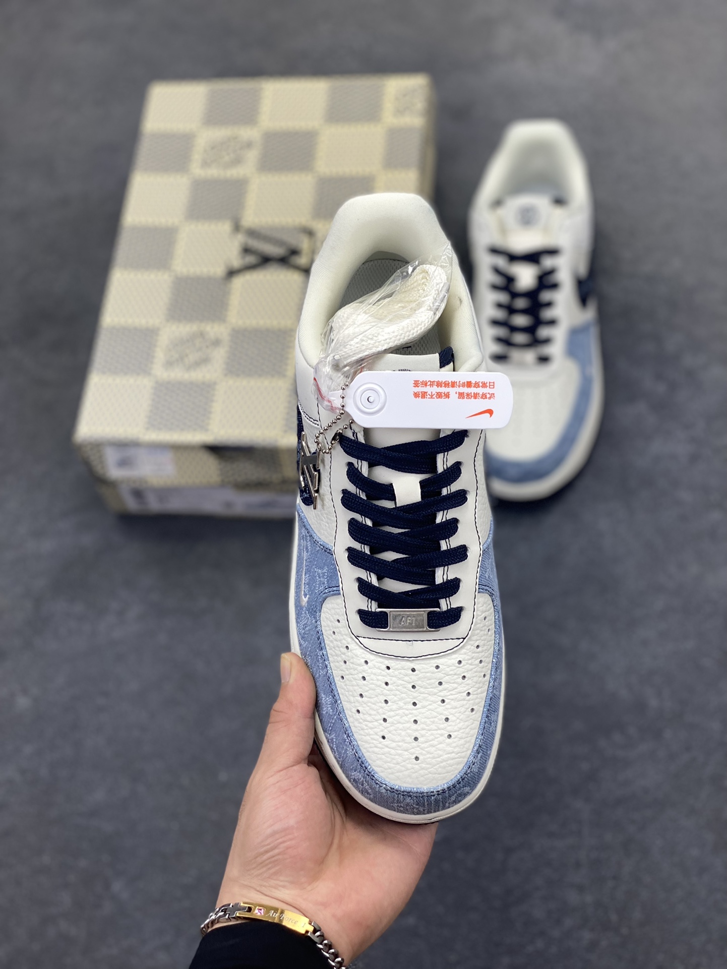 图片[2]-NIke Air Force 1 \’07 Low LV联名–拼接牛仔 空军一号低帮 运动鞋 休闲鞋 折边针车 高级反光效果 工艺难度大 原楦头原纸板 原装鞋盒 原厂鞋底 超高清洁度 细节完美 货号：SC0601-556 尺码：36 36.5 37.5 38 38.5 39 40 40.5 41 42 42.5 43 44 44.5 45-选品中心