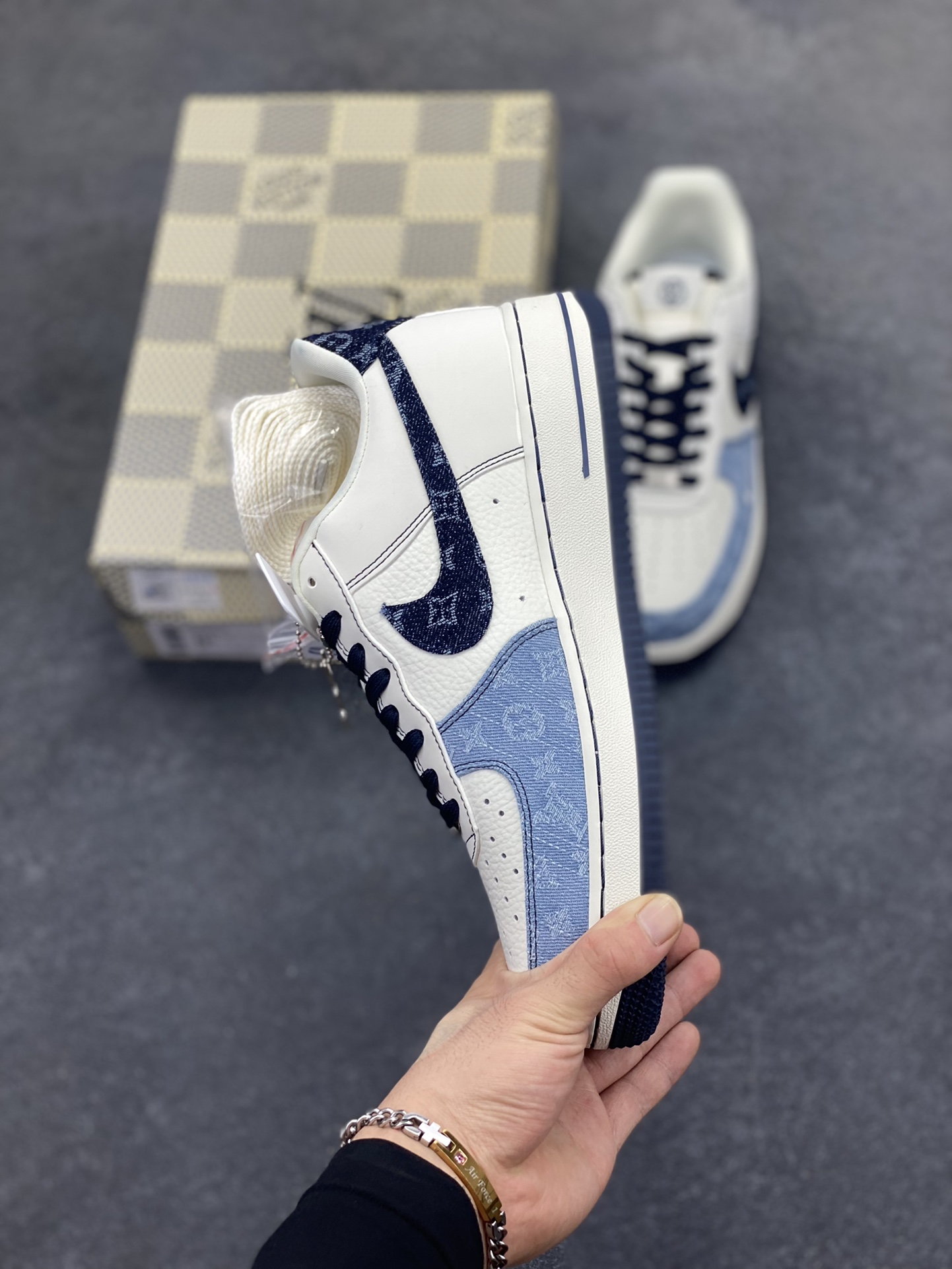 图片[3]-NIke Air Force 1 \’07 Low LV联名–拼接牛仔 空军一号低帮 运动鞋 休闲鞋 折边针车 高级反光效果 工艺难度大 原楦头原纸板 原装鞋盒 原厂鞋底 超高清洁度 细节完美 货号：SC0601-556 尺码：36 36.5 37.5 38 38.5 39 40 40.5 41 42 42.5 43 44 44.5 45-选品中心