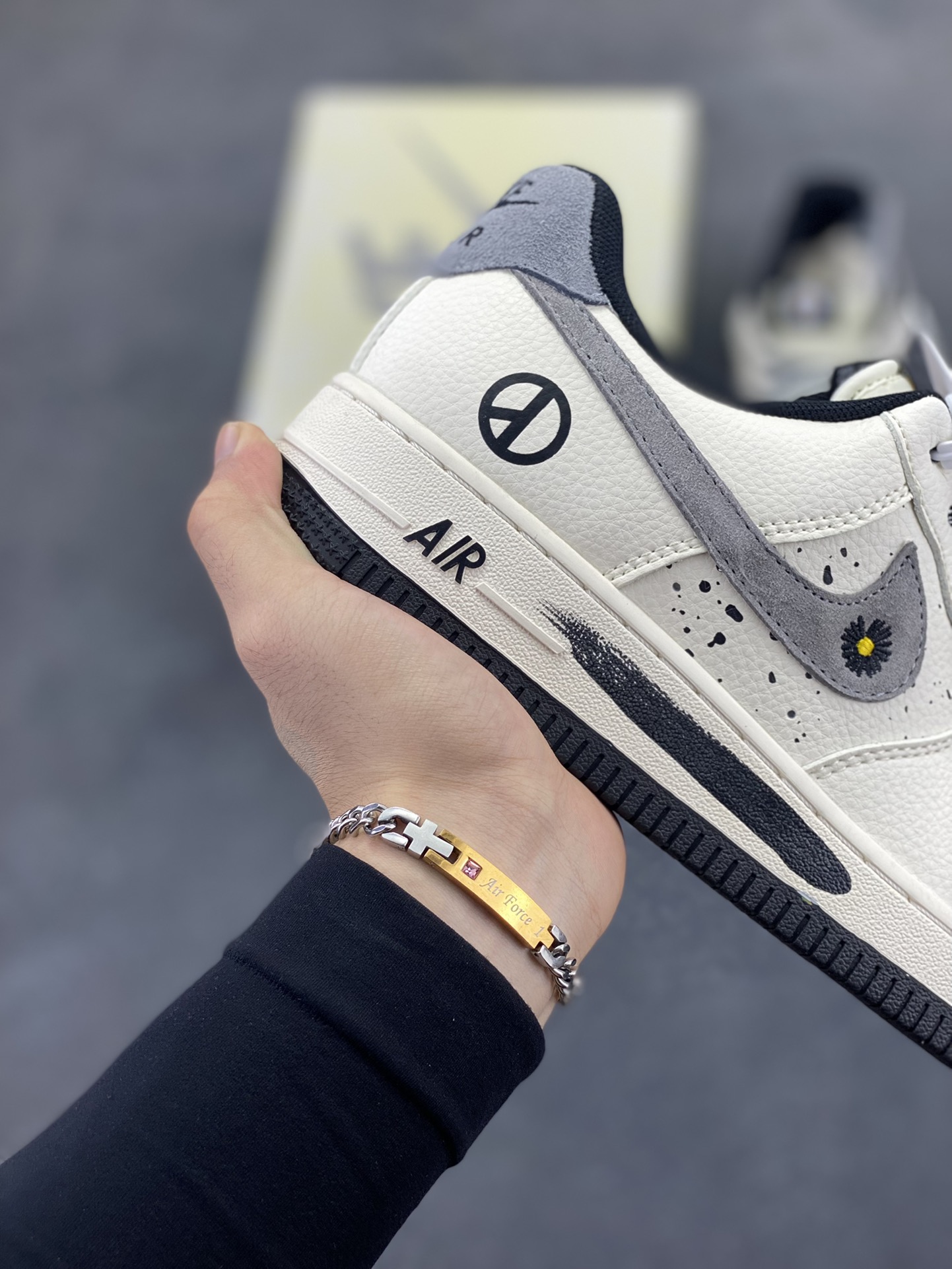 图片[6]-Nike Air Force 1 \’07 Low “权志龙联名——雏菊米黑灰”空军一号 低帮 运动鞋 休闲鞋 折边针车 工艺难度大 原楦头原纸板 原装鞋盒 定制五金配件 内置全掌气垫 原厂鞋底 货号：QW5606-265 尺码：36 36.5 37.5 38 38.5 39 40 40.5 41 42 42.5 43 44 44.5 45-选品中心