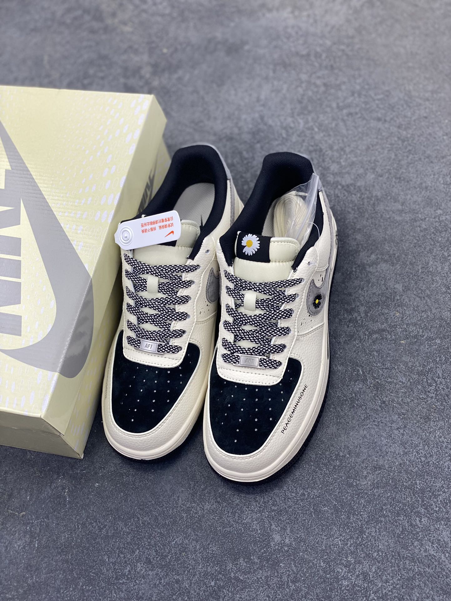 图片[8]-Nike Air Force 1 \’07 Low “权志龙联名——雏菊米黑灰”空军一号 低帮 运动鞋 休闲鞋 折边针车 工艺难度大 原楦头原纸板 原装鞋盒 定制五金配件 内置全掌气垫 原厂鞋底 货号：QW5606-265 尺码：36 36.5 37.5 38 38.5 39 40 40.5 41 42 42.5 43 44 44.5 45-选品中心