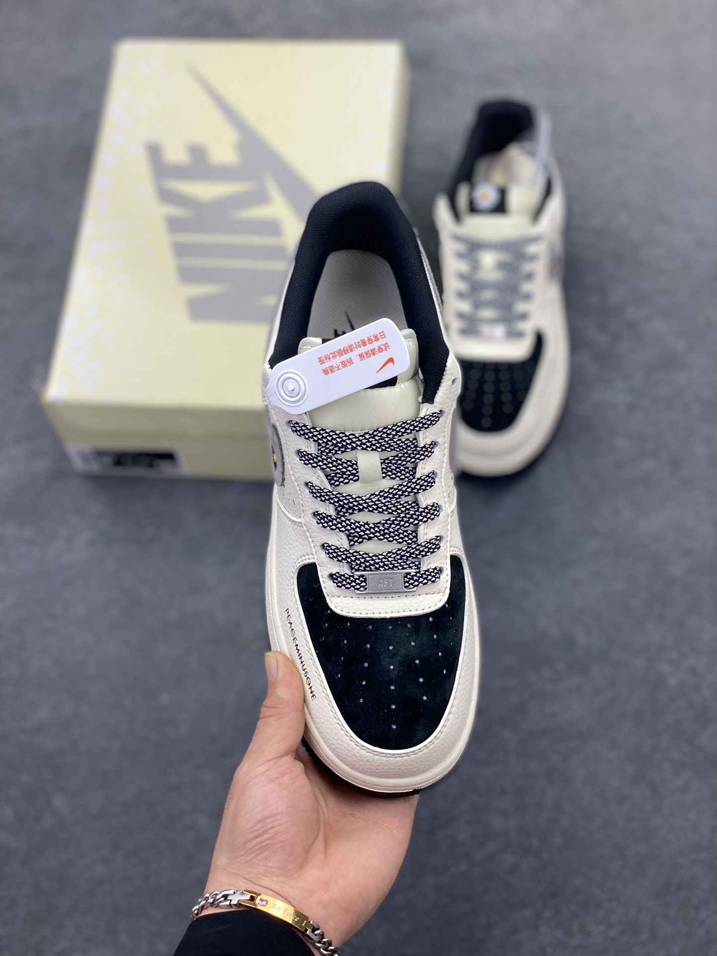 图片[2]-Nike Air Force 1 \’07 Low “权志龙联名——雏菊米黑灰”空军一号 低帮 运动鞋 休闲鞋 折边针车 工艺难度大 原楦头原纸板 原装鞋盒 定制五金配件 内置全掌气垫 原厂鞋底 货号：QW5606-265 尺码：36 36.5 37.5 38 38.5 39 40 40.5 41 42 42.5 43 44 44.5 45-选品中心