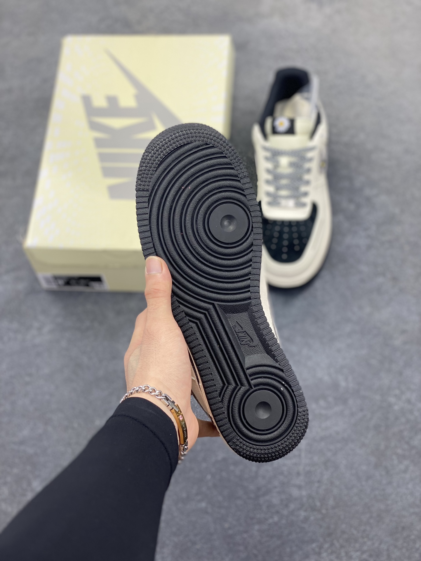 图片[5]-Nike Air Force 1 \’07 Low “权志龙联名——雏菊米黑灰”空军一号 低帮 运动鞋 休闲鞋 折边针车 工艺难度大 原楦头原纸板 原装鞋盒 定制五金配件 内置全掌气垫 原厂鞋底 货号：QW5606-265 尺码：36 36.5 37.5 38 38.5 39 40 40.5 41 42 42.5 43 44 44.5 45-选品中心