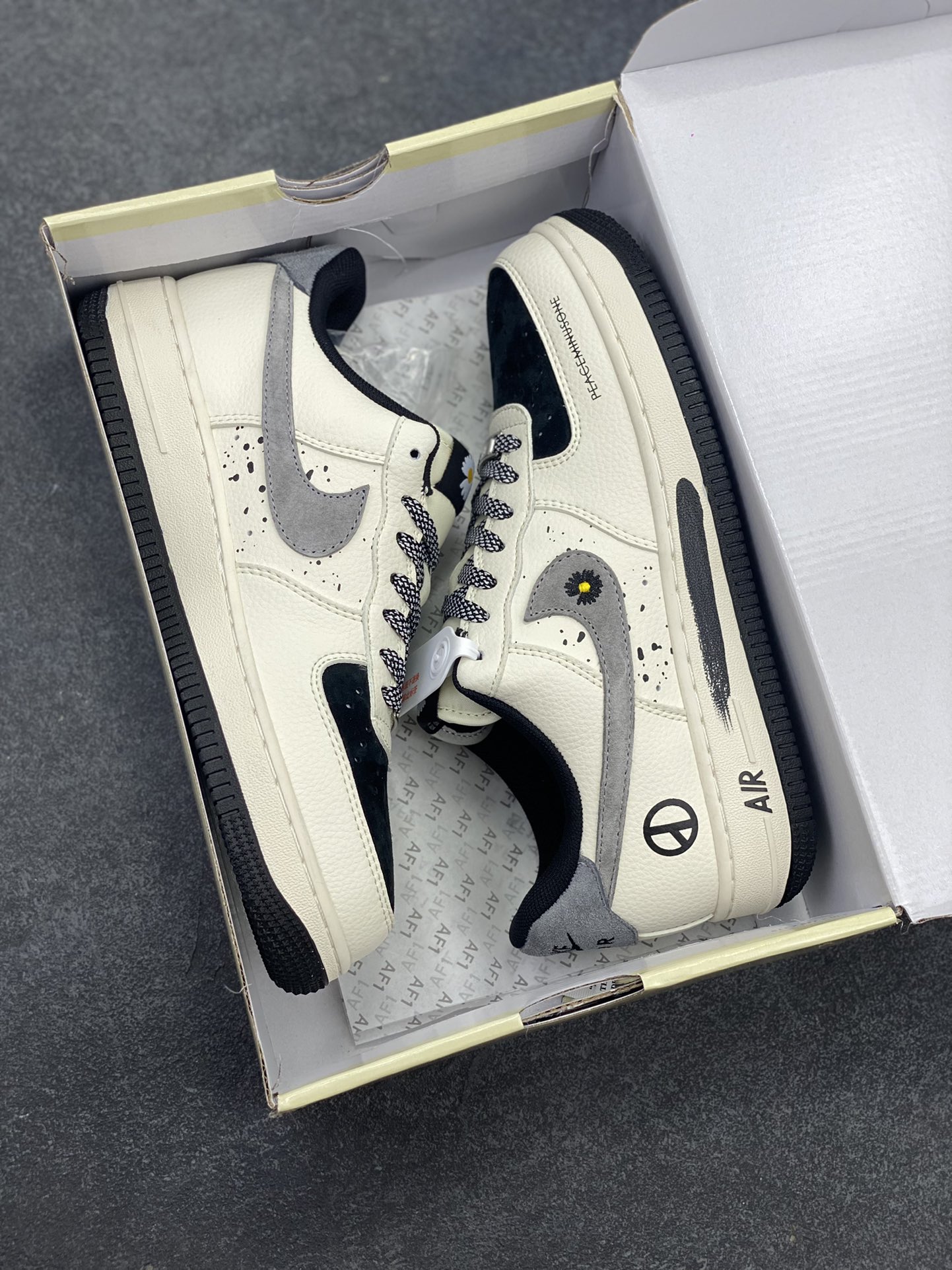 图片[9]-Nike Air Force 1 \’07 Low “权志龙联名——雏菊米黑灰”空军一号 低帮 运动鞋 休闲鞋 折边针车 工艺难度大 原楦头原纸板 原装鞋盒 定制五金配件 内置全掌气垫 原厂鞋底 货号：QW5606-265 尺码：36 36.5 37.5 38 38.5 39 40 40.5 41 42 42.5 43 44 44.5 45-选品中心