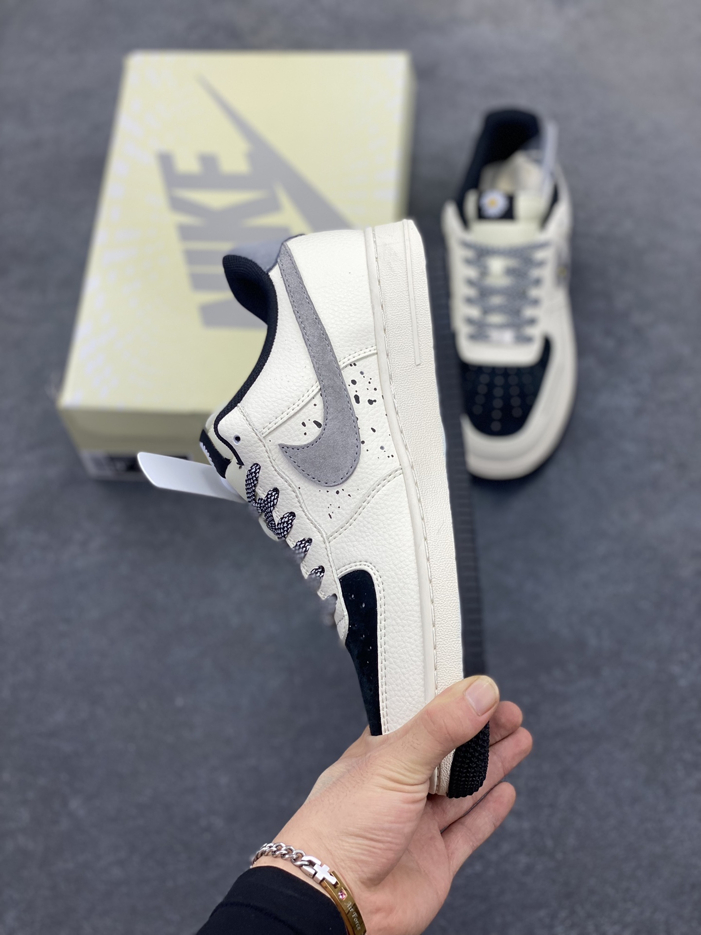 图片[3]-Nike Air Force 1 \’07 Low “权志龙联名——雏菊米黑灰”空军一号 低帮 运动鞋 休闲鞋 折边针车 工艺难度大 原楦头原纸板 原装鞋盒 定制五金配件 内置全掌气垫 原厂鞋底 货号：QW5606-265 尺码：36 36.5 37.5 38 38.5 39 40 40.5 41 42 42.5 43 44 44.5 45-选品中心