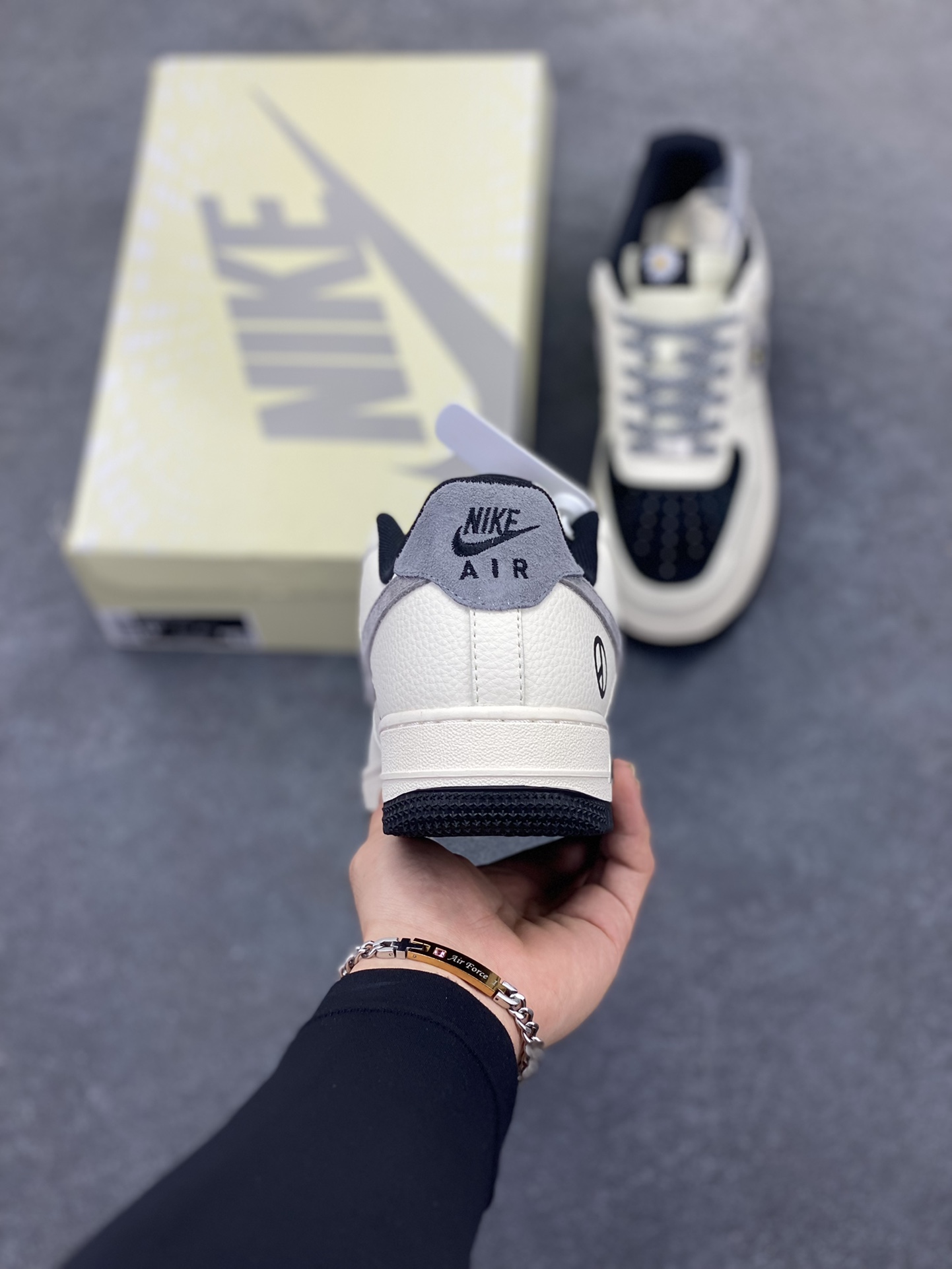 图片[4]-Nike Air Force 1 \’07 Low “权志龙联名——雏菊米黑灰”空军一号 低帮 运动鞋 休闲鞋 折边针车 工艺难度大 原楦头原纸板 原装鞋盒 定制五金配件 内置全掌气垫 原厂鞋底 货号：QW5606-265 尺码：36 36.5 37.5 38 38.5 39 40 40.5 41 42 42.5 43 44 44.5 45-选品中心