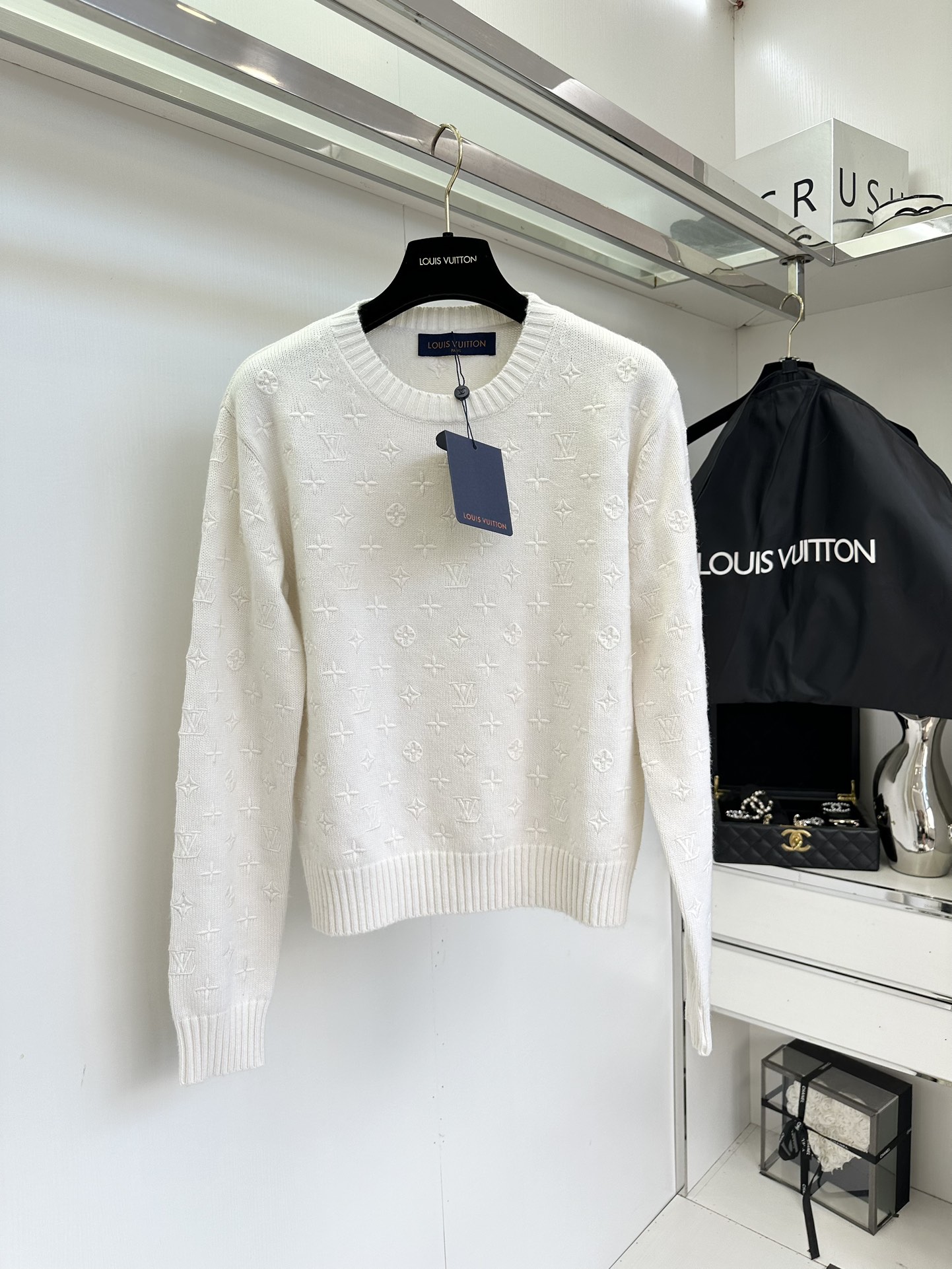 Louis Vuitton Cashmere Embroidered Sweater - Elegant & Luxurious Knitwear 2 i1756425417 5644 0