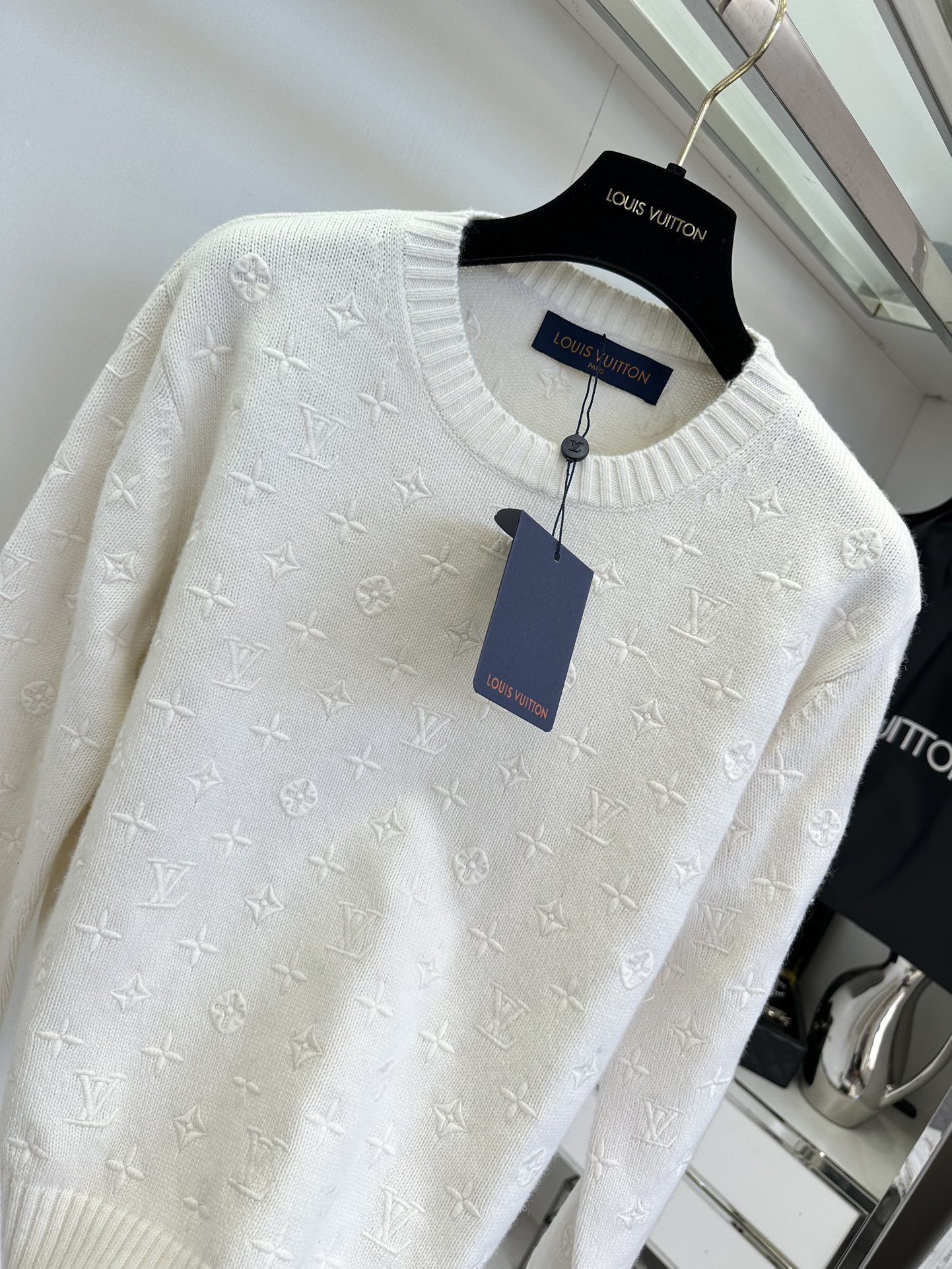 Louis Vuitton Cashmere Embroidered Sweater - Elegant & Luxurious Knitwear 5 i1756425417 6573 3
