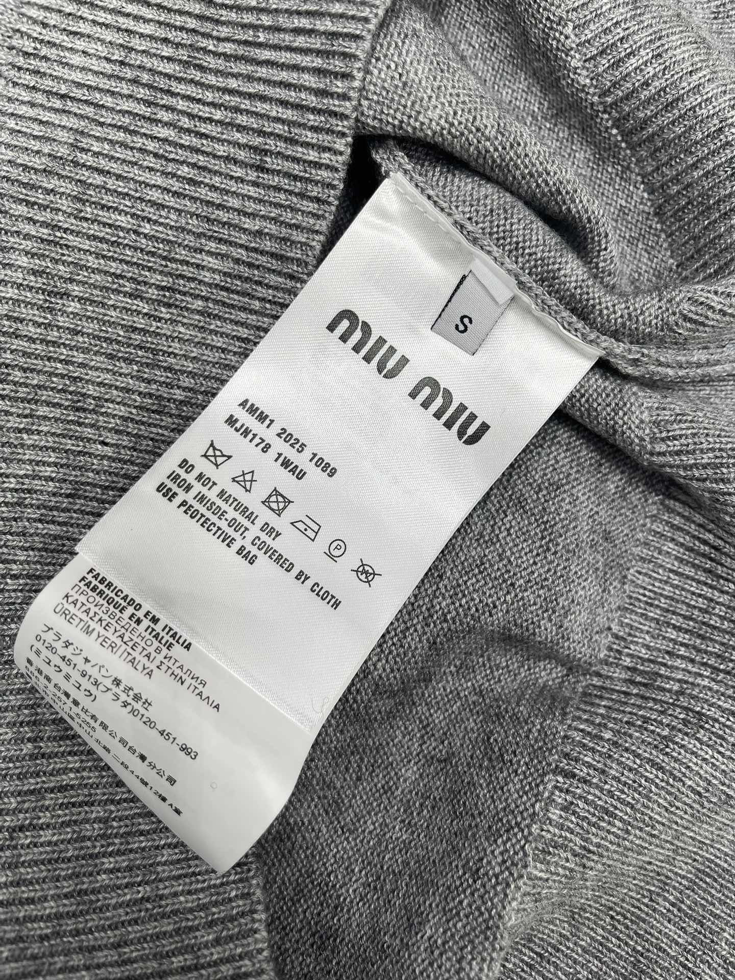 𝗠𝗜𝗨𝗠𝗜𝗨*缪缪字母刺绣羊毛翻领针织衫精致的字母刺绣，是不是超级有品牌感、翻领的设计，既能显得颈部线条