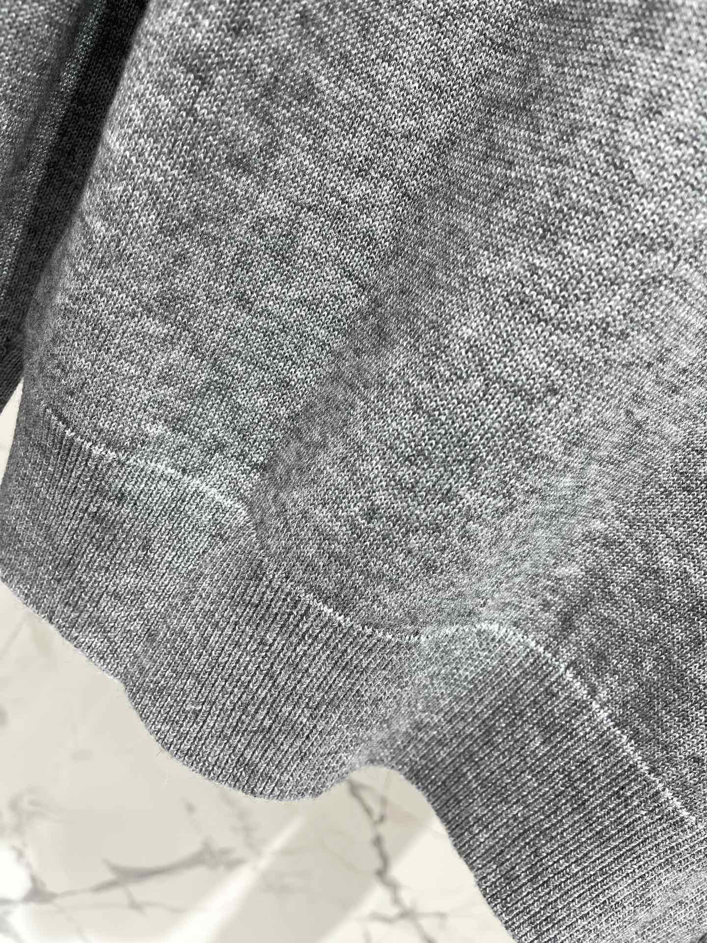 𝗠𝗜𝗨𝗠𝗜𝗨*缪缪字母刺绣羊毛翻领针织衫精致的字母刺绣，是不是超级有品牌感、翻领的设计，既能显得颈部线条