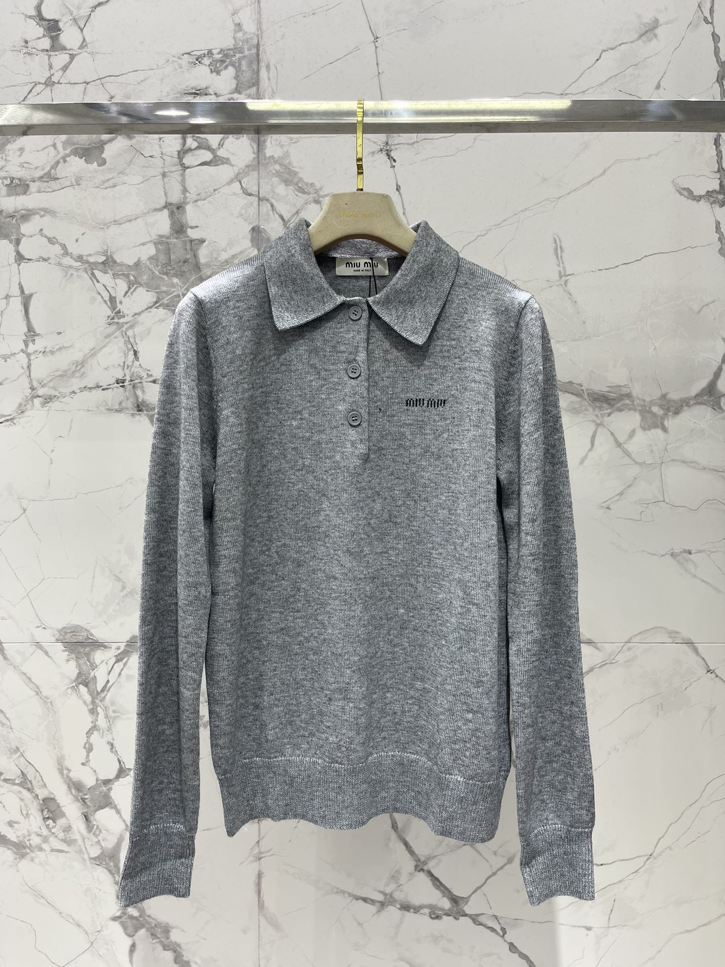 𝗠𝗜𝗨𝗠𝗜𝗨*缪缪字母刺绣羊毛翻领针织衫精致的字母刺绣，是不是超级有品牌感、翻领的设计，既能显得颈部线条