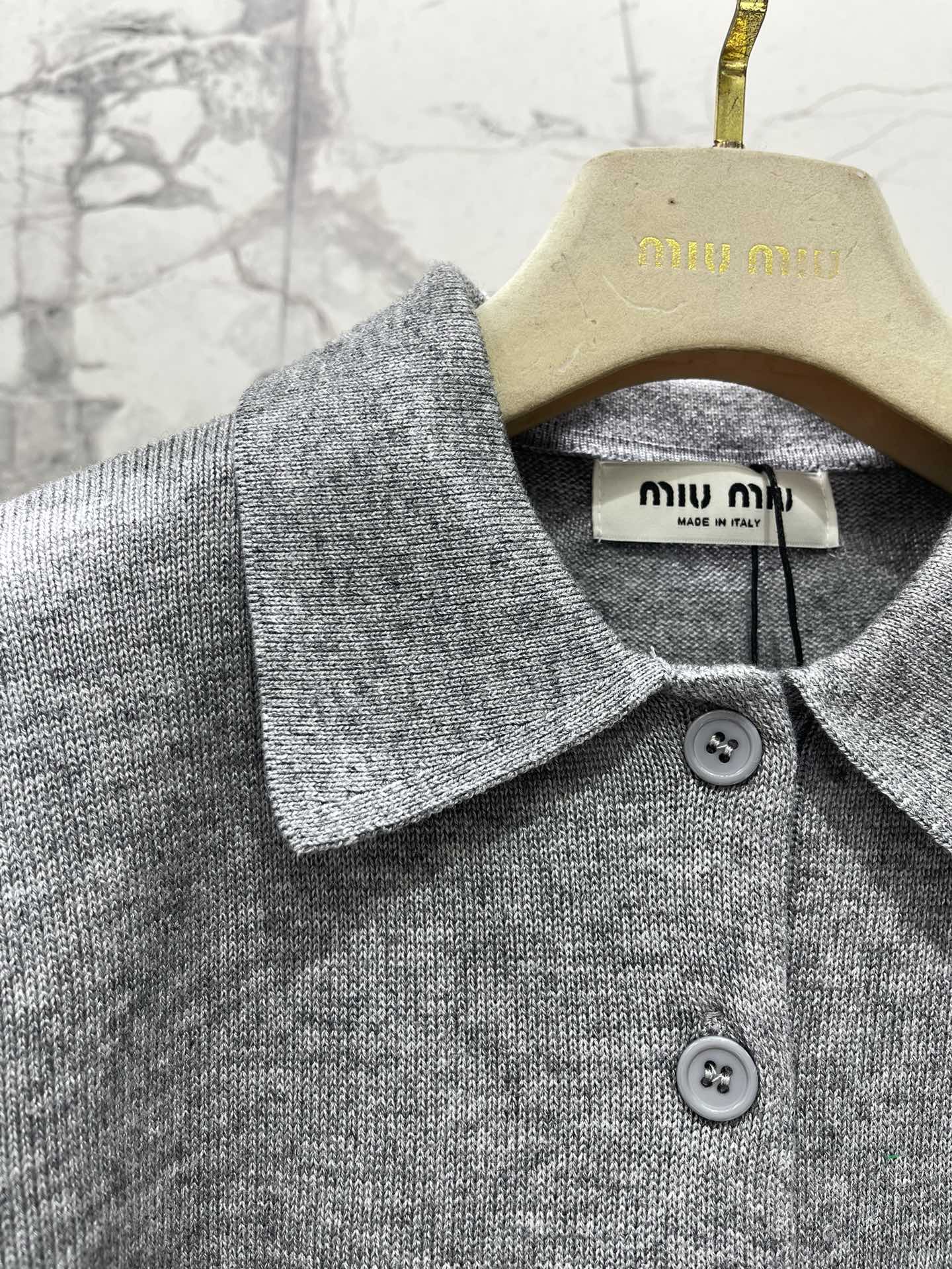 𝗠𝗜𝗨𝗠𝗜𝗨*缪缪字母刺绣羊毛翻领针织衫精致的字母刺绣，是不是超级有品牌感、翻领的设计，既能显得颈部线条