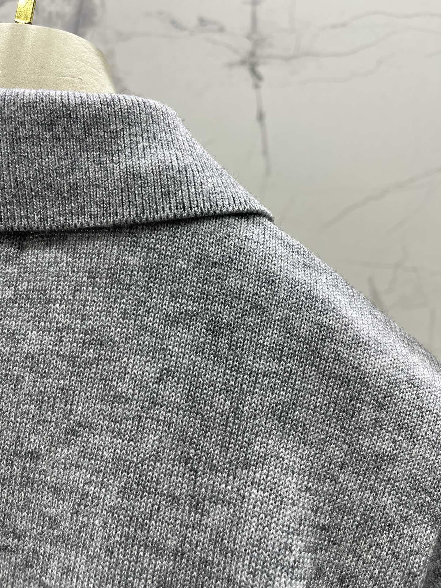 𝗠𝗜𝗨𝗠𝗜𝗨*缪缪字母刺绣羊毛翻领针织衫精致的字母刺绣，是不是超级有品牌感、翻领的设计，既能显得颈部线条