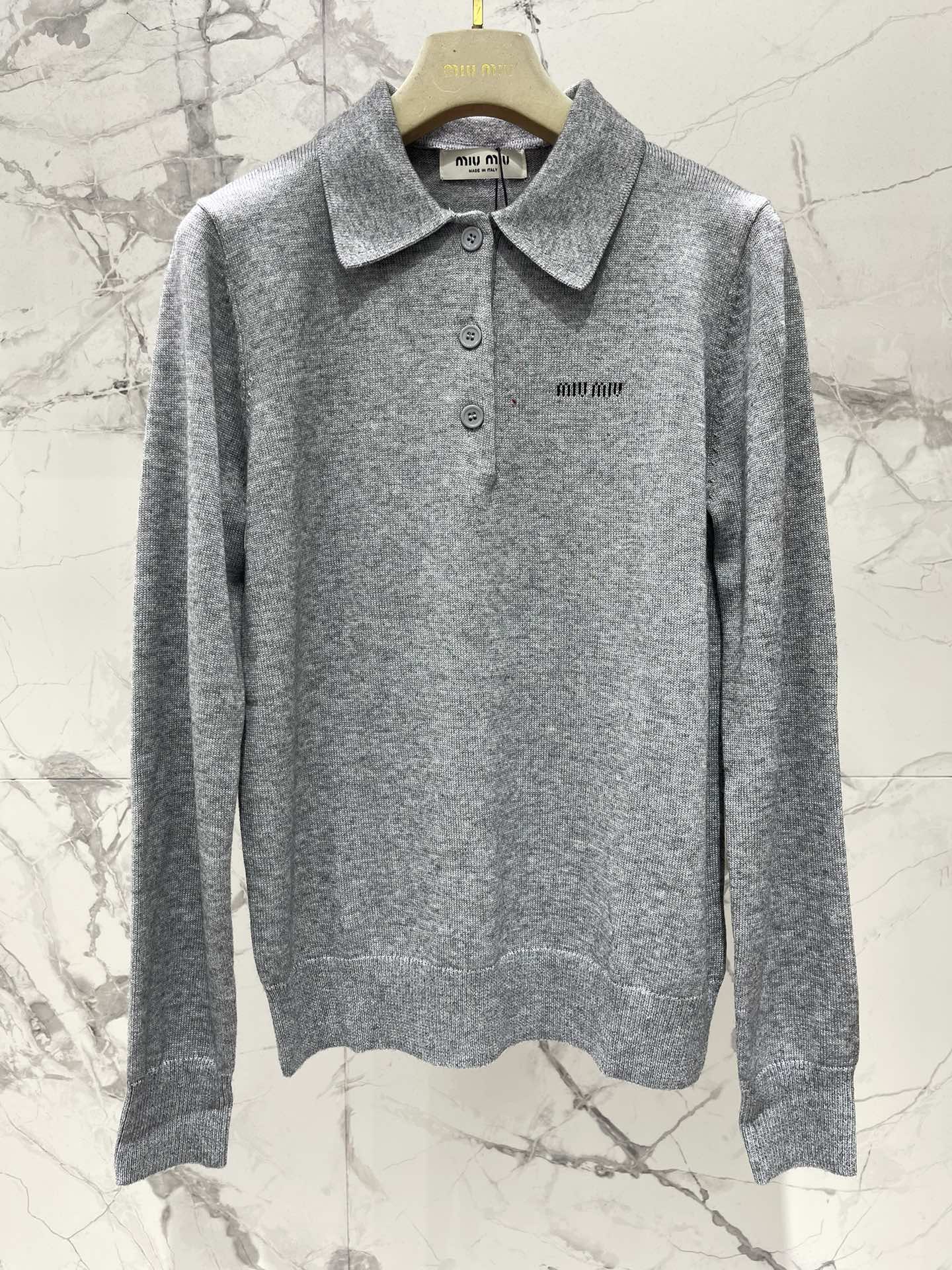 𝗠𝗜𝗨𝗠𝗜𝗨*缪缪字母刺绣羊毛翻领针织衫精致的字母刺绣，是不是超级有品牌感、翻领的设计，既能显得颈部线条