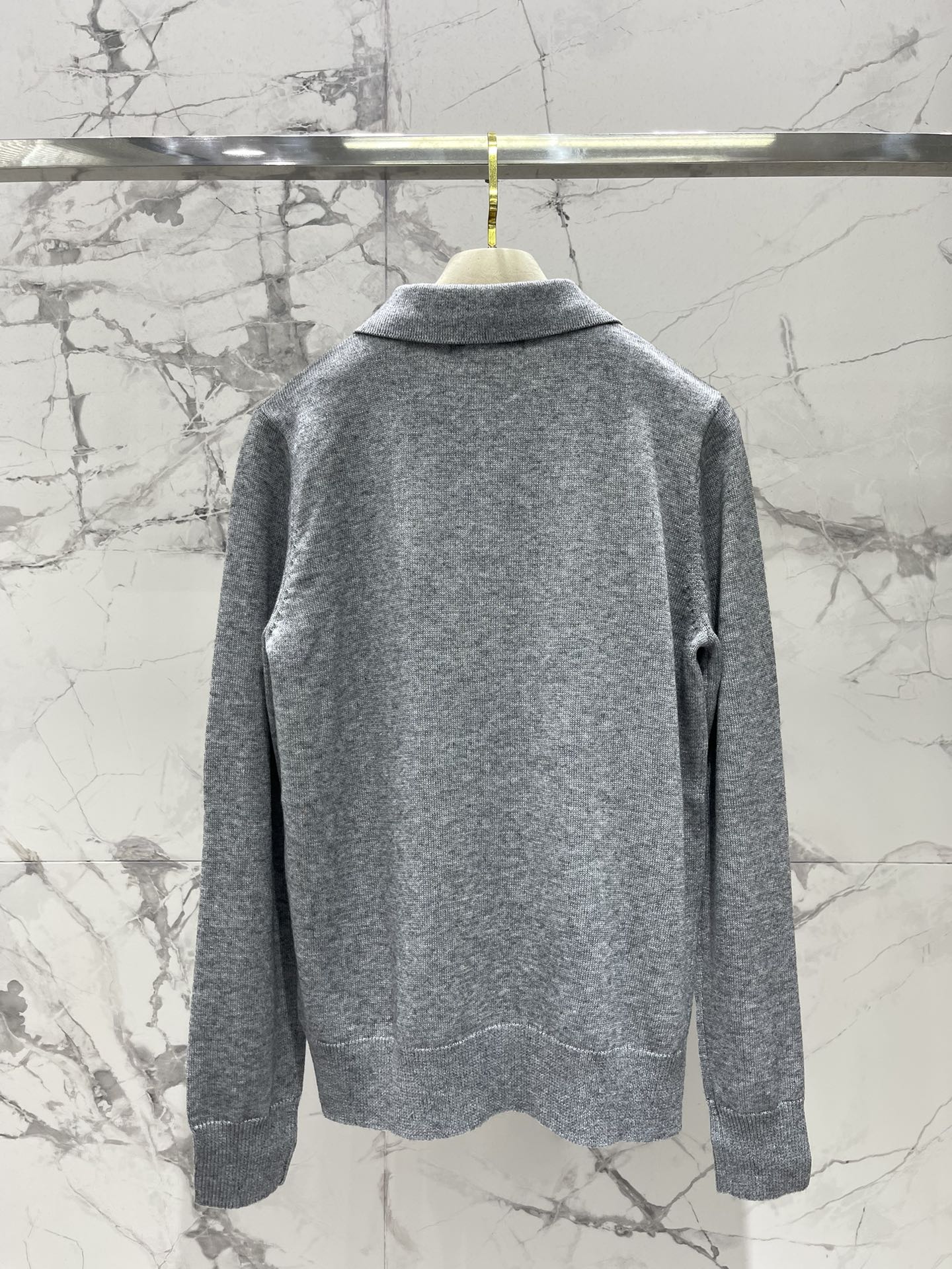 𝗠𝗜𝗨𝗠𝗜𝗨*缪缪字母刺绣羊毛翻领针织衫精致的字母刺绣，是不是超级有品牌感、翻领的设计，既能显得颈部线条