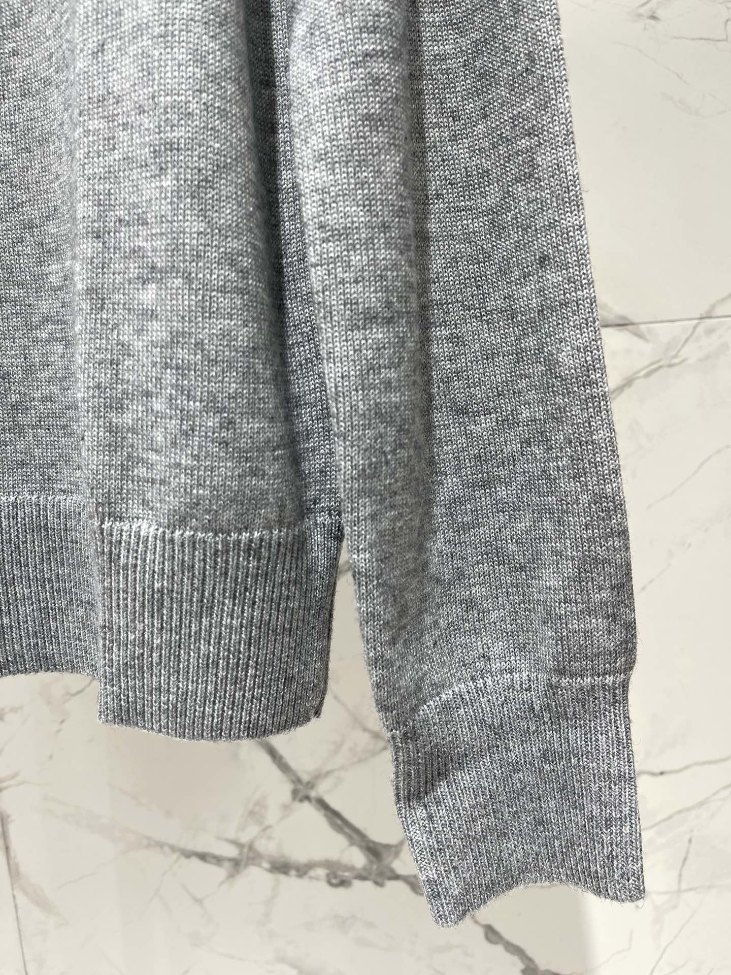 𝗠𝗜𝗨𝗠𝗜𝗨*缪缪字母刺绣羊毛翻领针织衫精致的字母刺绣，是不是超级有品牌感、翻领的设计，既能显得颈部线条