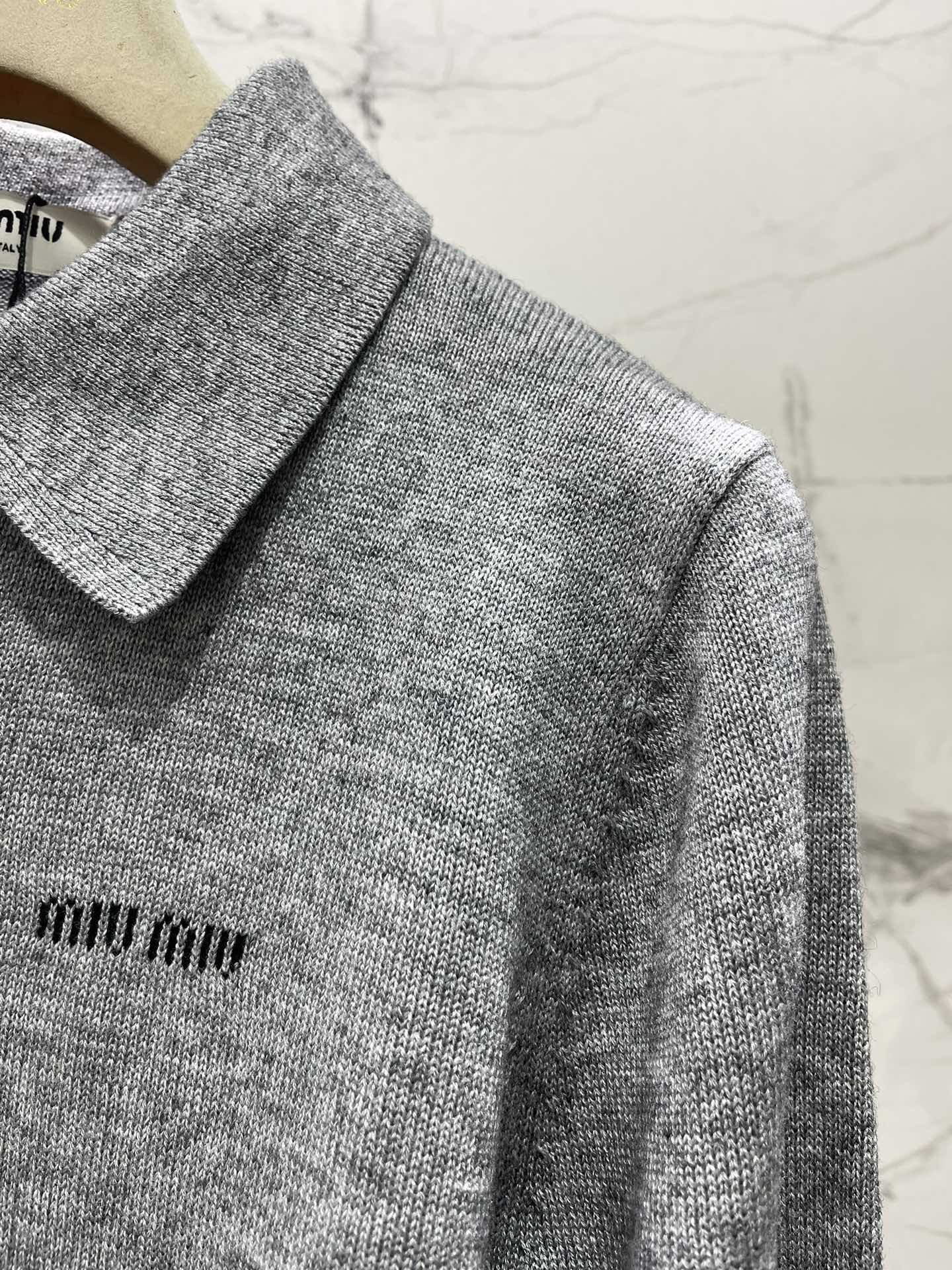 𝗠𝗜𝗨𝗠𝗜𝗨*缪缪字母刺绣羊毛翻领针织衫精致的字母刺绣，是不是超级有品牌感、翻领的设计，既能显得颈部线条