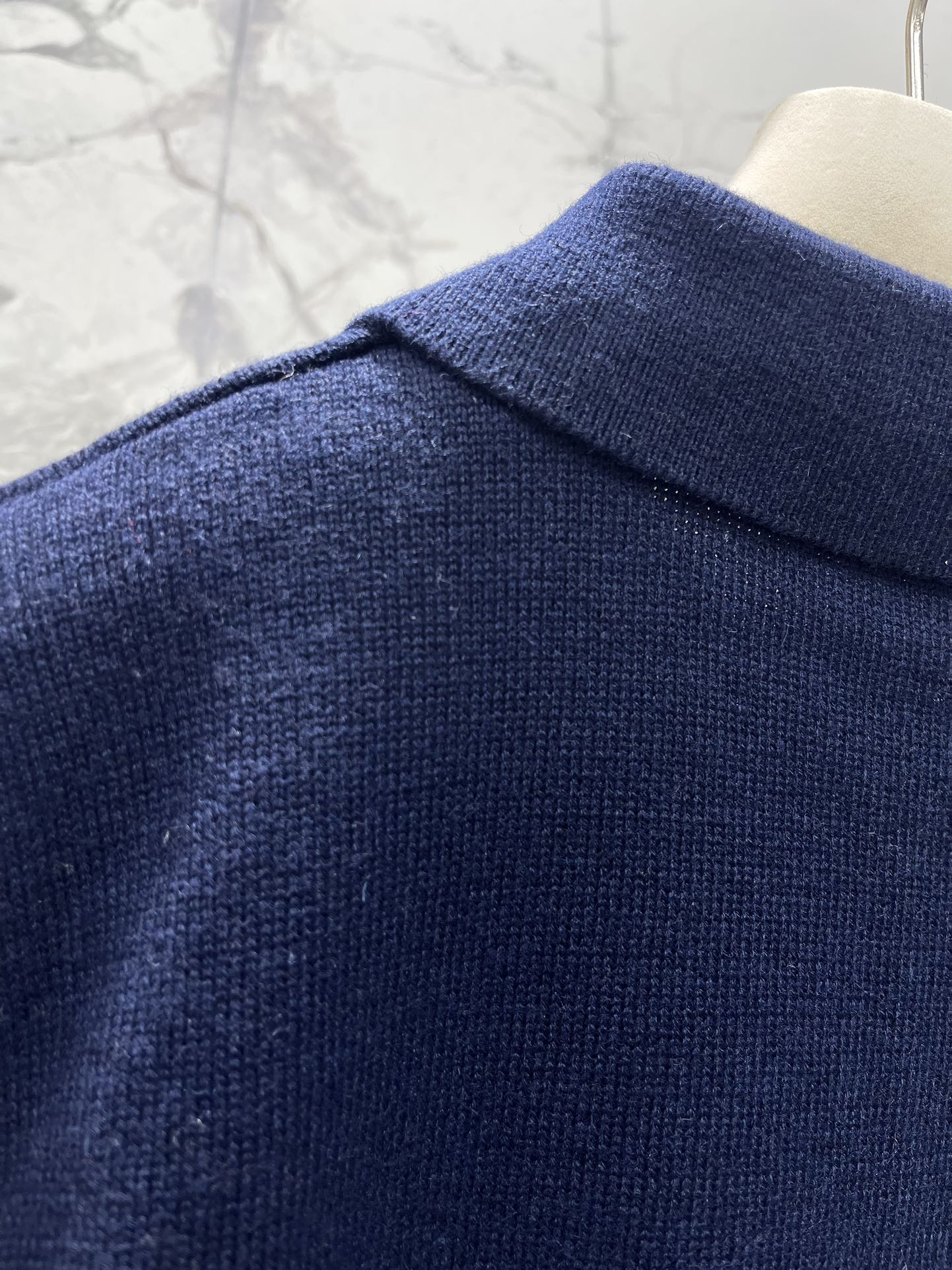 𝗠𝗜𝗨𝗠𝗜𝗨*缪缪字母刺绣羊毛翻领针织衫精致的字母刺绣，是不是超级有品牌感、翻领的设计，既能显得颈部线条