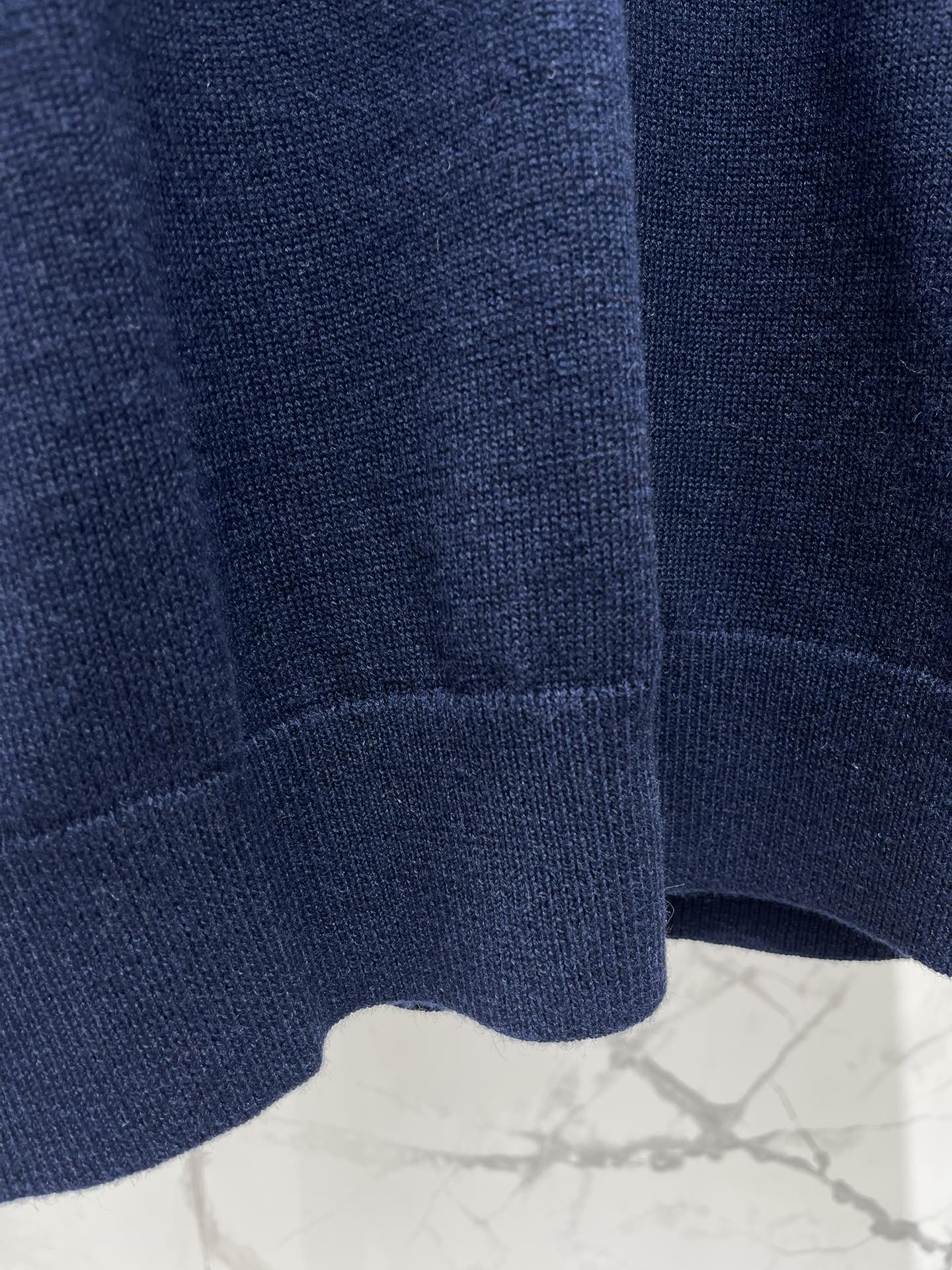 𝗠𝗜𝗨𝗠𝗜𝗨*缪缪字母刺绣羊毛翻领针织衫精致的字母刺绣，是不是超级有品牌感、翻领的设计，既能显得颈部线条