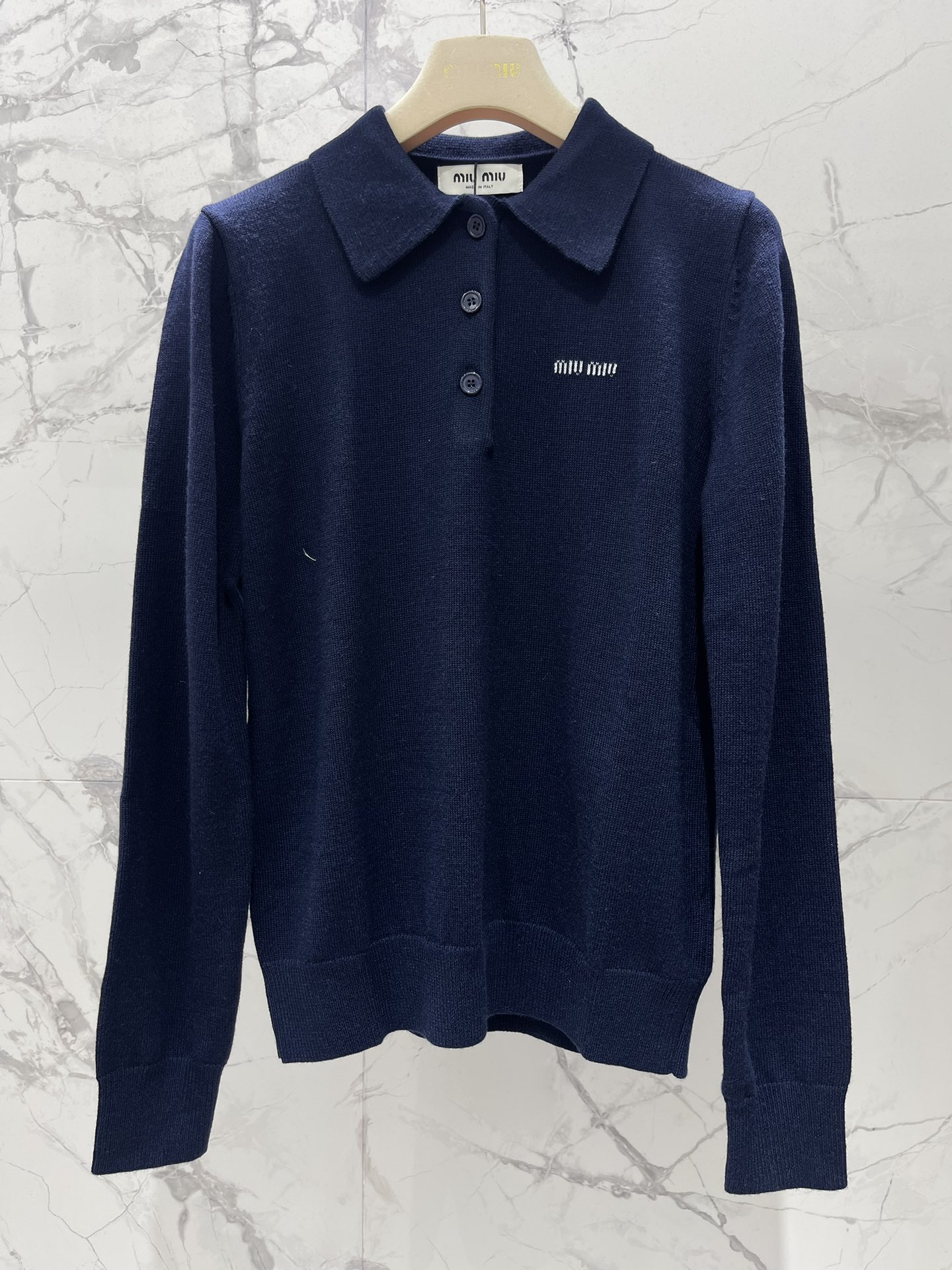 𝗠𝗜𝗨𝗠𝗜𝗨*缪缪字母刺绣羊毛翻领针织衫精致的字母刺绣，是不是超级有品牌感、翻领的设计，既能显得颈部线条