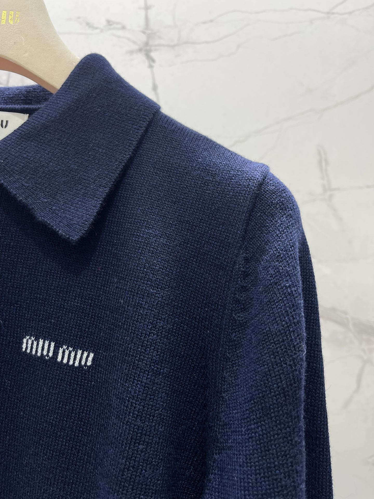 𝗠𝗜𝗨𝗠𝗜𝗨*缪缪字母刺绣羊毛翻领针织衫精致的字母刺绣，是不是超级有品牌感、翻领的设计，既能显得颈部线条