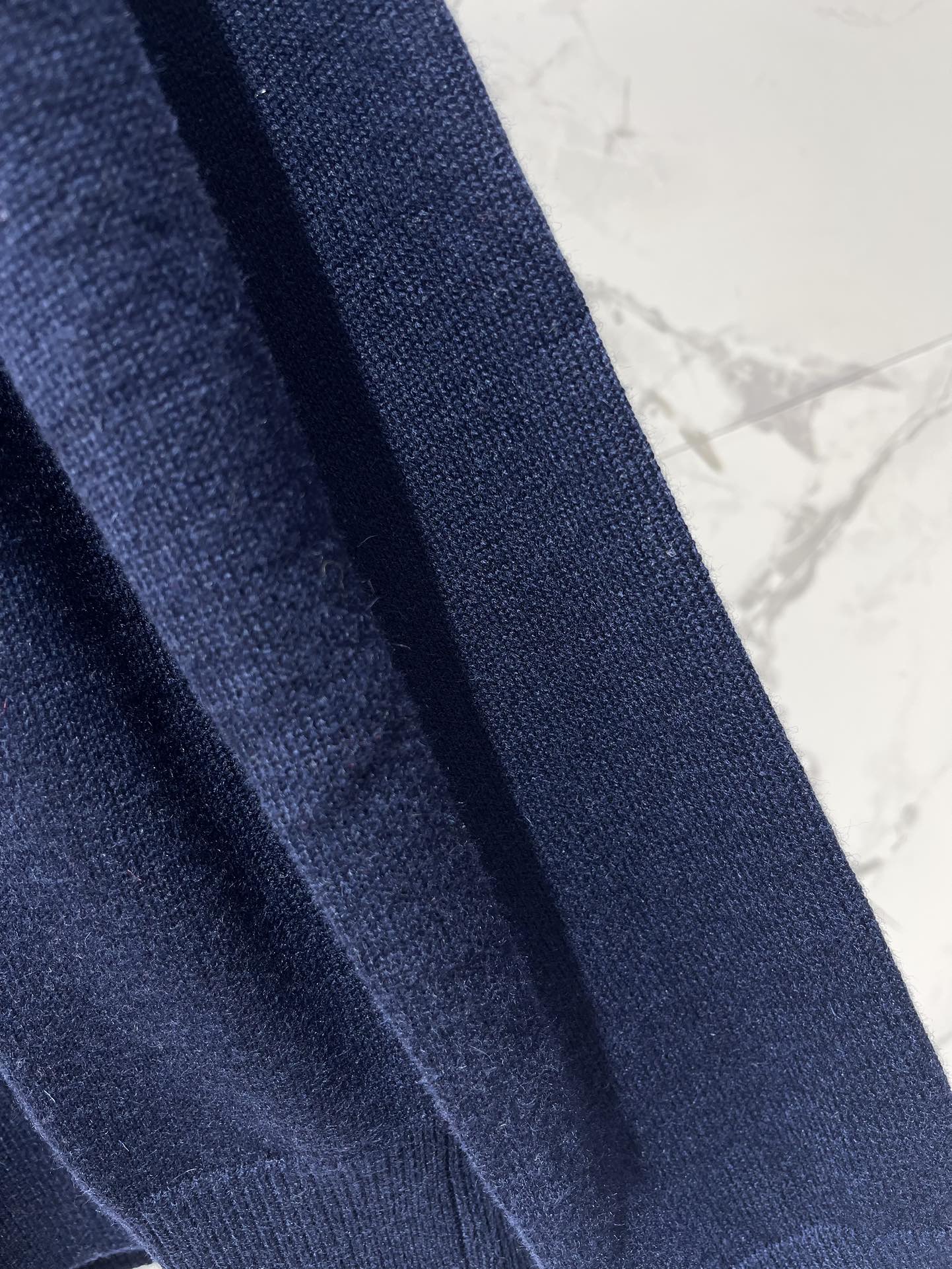 𝗠𝗜𝗨𝗠𝗜𝗨*缪缪字母刺绣羊毛翻领针织衫精致的字母刺绣，是不是超级有品牌感、翻领的设计，既能显得颈部线条