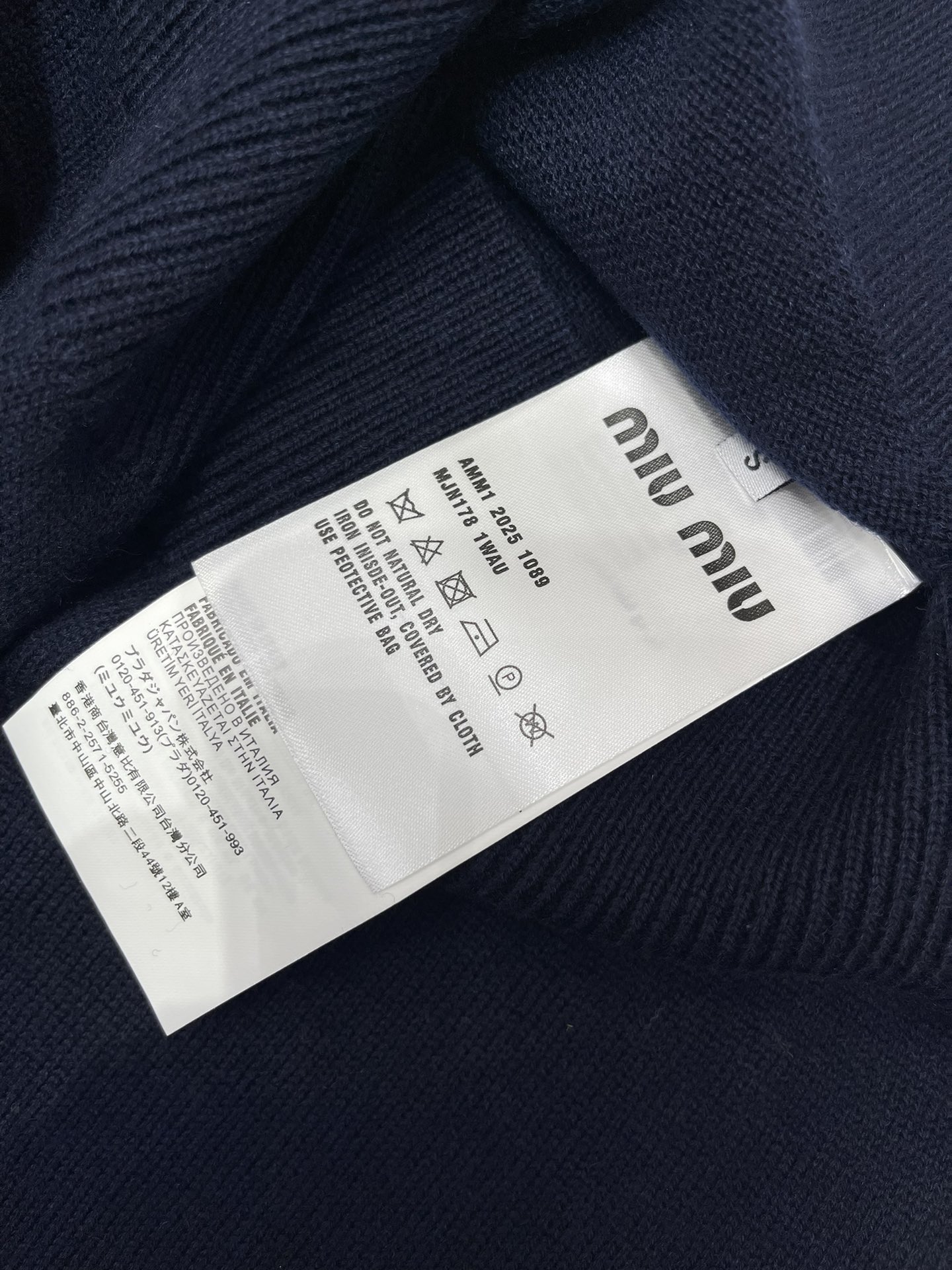 𝗠𝗜𝗨𝗠𝗜𝗨*缪缪字母刺绣羊毛翻领针织衫精致的字母刺绣，是不是超级有品牌感、翻领的设计，既能显得颈部线条