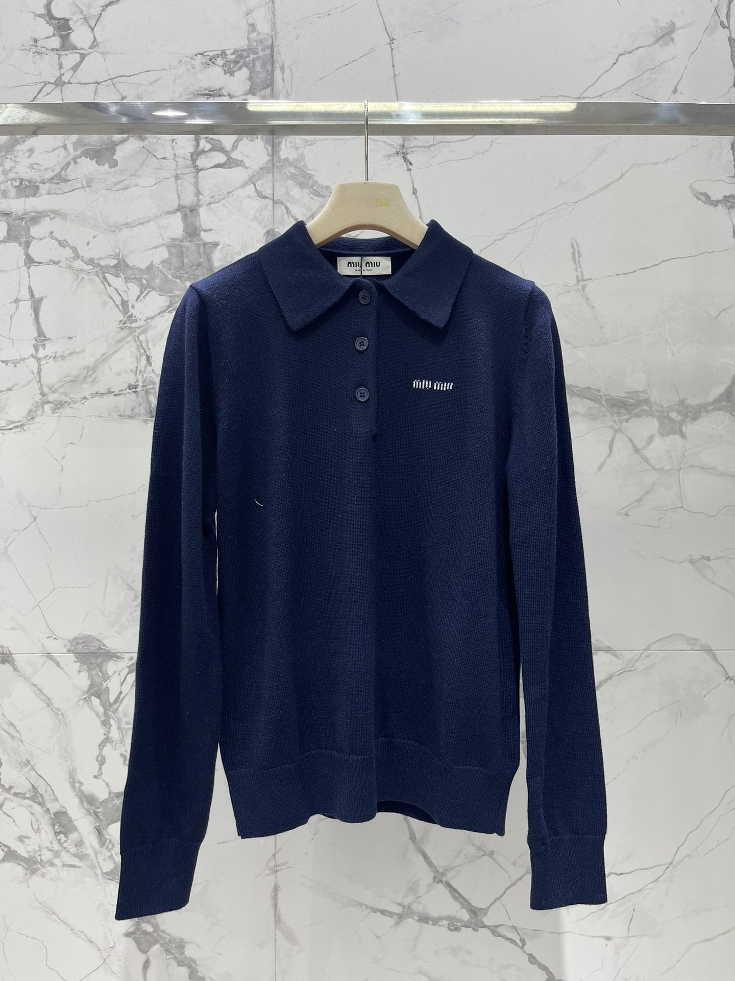 𝗠𝗜𝗨𝗠𝗜𝗨*缪缪字母刺绣羊毛翻领针织衫精致的字母刺绣，是不是超级有品牌感、翻领的设计，既能显得颈部线条