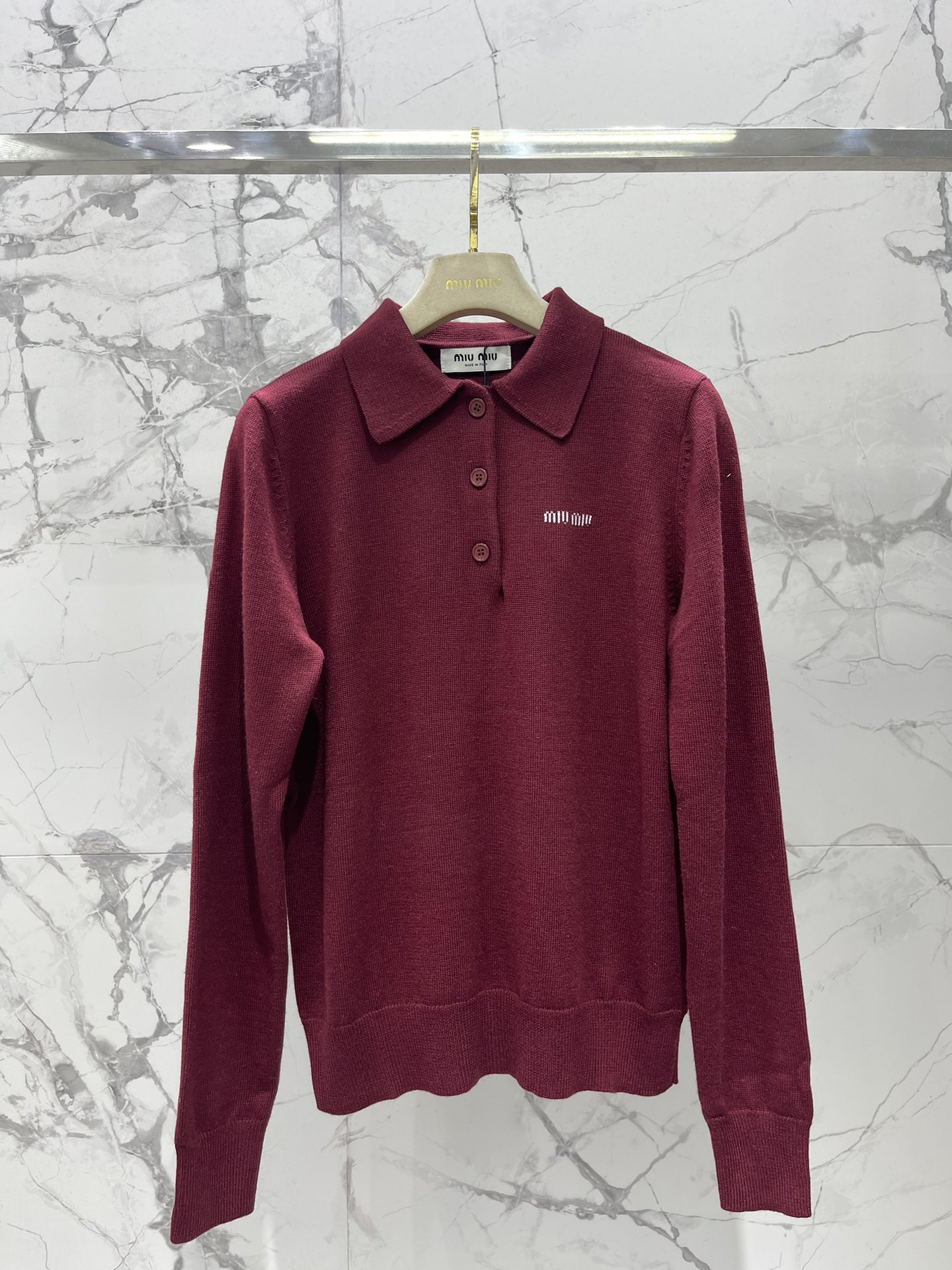 𝗠𝗜𝗨𝗠𝗜𝗨*缪缪字母刺绣羊毛翻领针织衫精致的字母刺绣，是不是超级有品牌感、翻领的设计，既能显得颈部线条