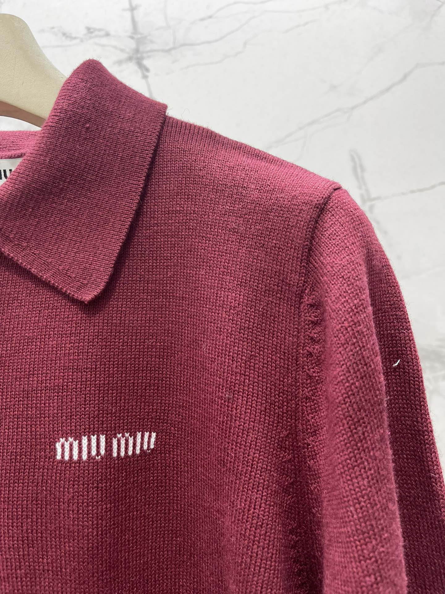 𝗠𝗜𝗨𝗠𝗜𝗨*缪缪字母刺绣羊毛翻领针织衫精致的字母刺绣，是不是超级有品牌感、翻领的设计，既能显得颈部线条