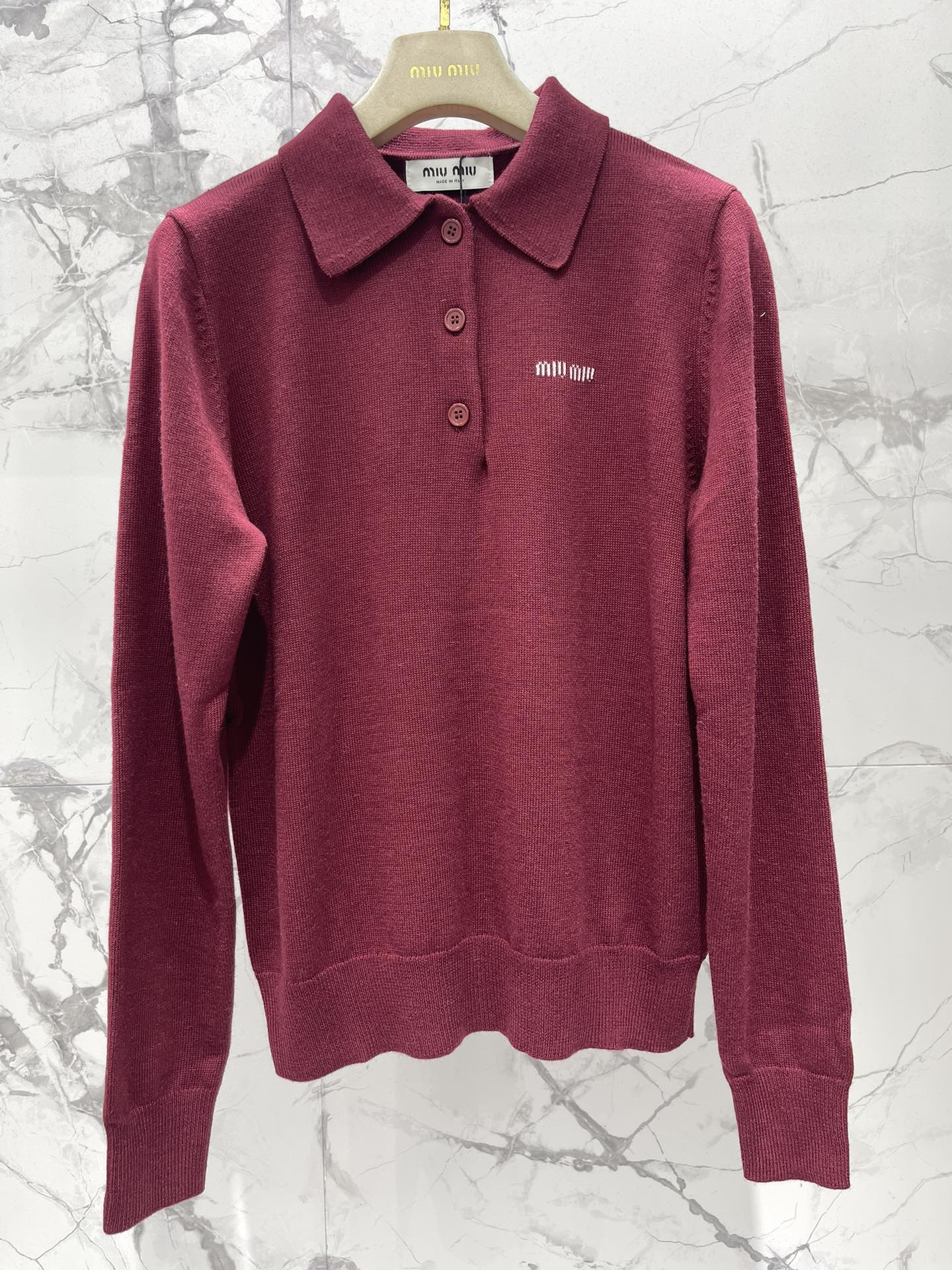 𝗠𝗜𝗨𝗠𝗜𝗨*缪缪字母刺绣羊毛翻领针织衫精致的字母刺绣，是不是超级有品牌感、翻领的设计，既能显得颈部线条