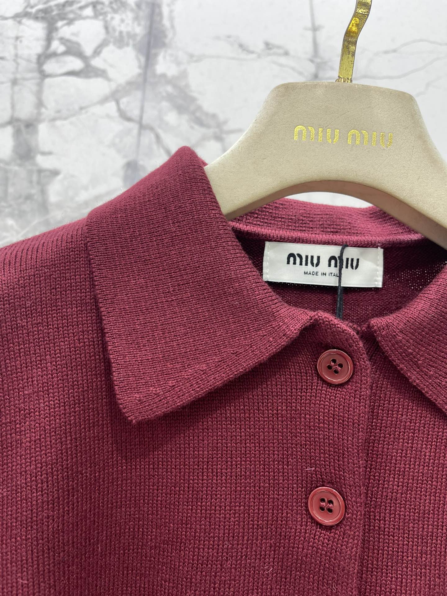 𝗠𝗜𝗨𝗠𝗜𝗨*缪缪字母刺绣羊毛翻领针织衫精致的字母刺绣，是不是超级有品牌感、翻领的设计，既能显得颈部线条