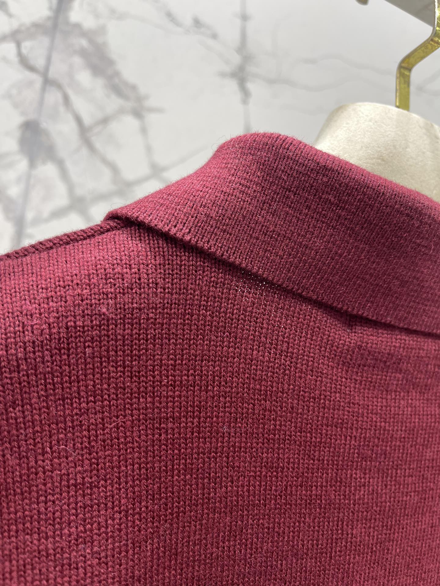 𝗠𝗜𝗨𝗠𝗜𝗨*缪缪字母刺绣羊毛翻领针织衫精致的字母刺绣，是不是超级有品牌感、翻领的设计，既能显得颈部线条