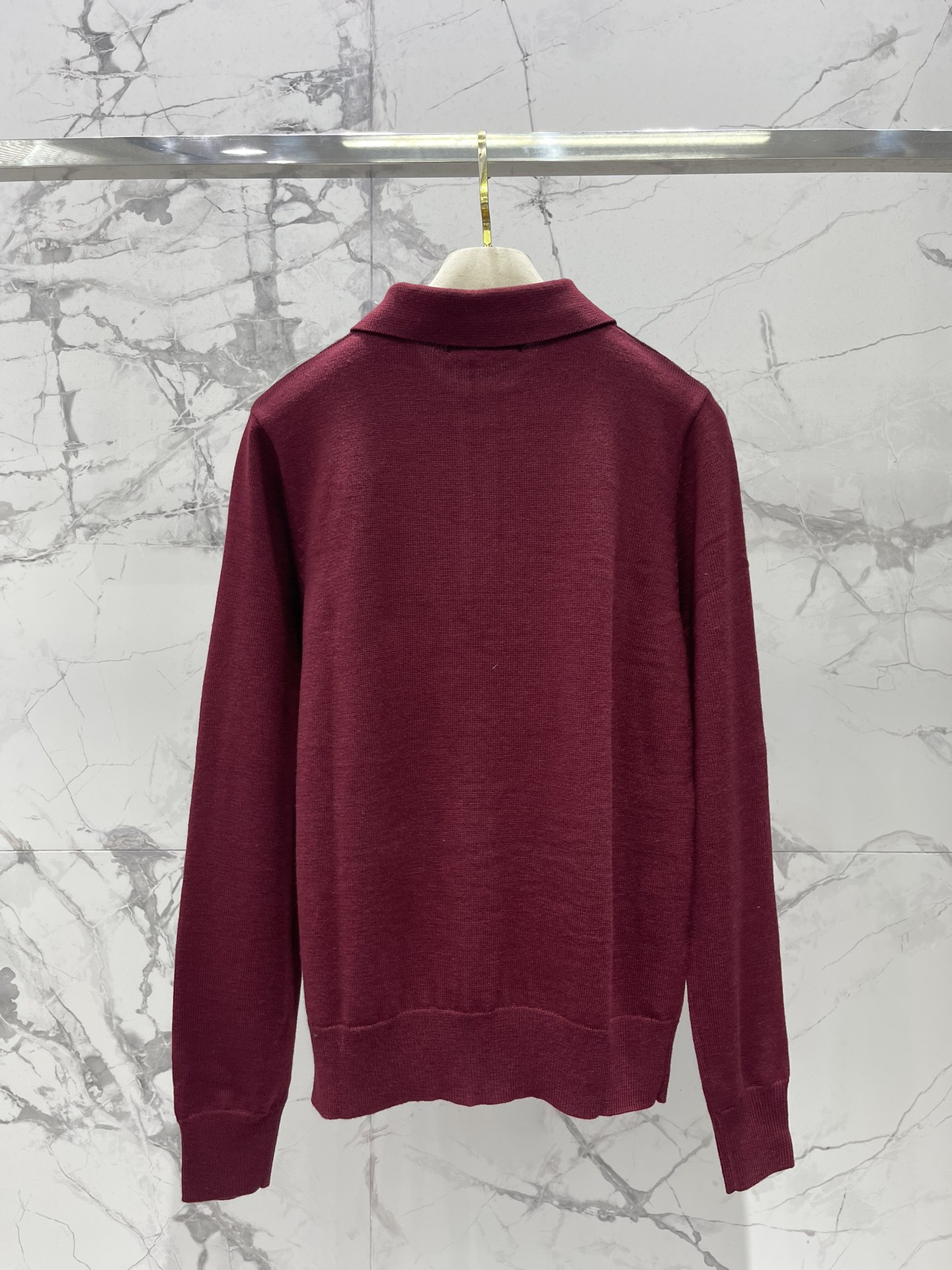 𝗠𝗜𝗨𝗠𝗜𝗨*缪缪字母刺绣羊毛翻领针织衫精致的字母刺绣，是不是超级有品牌感、翻领的设计，既能显得颈部线条