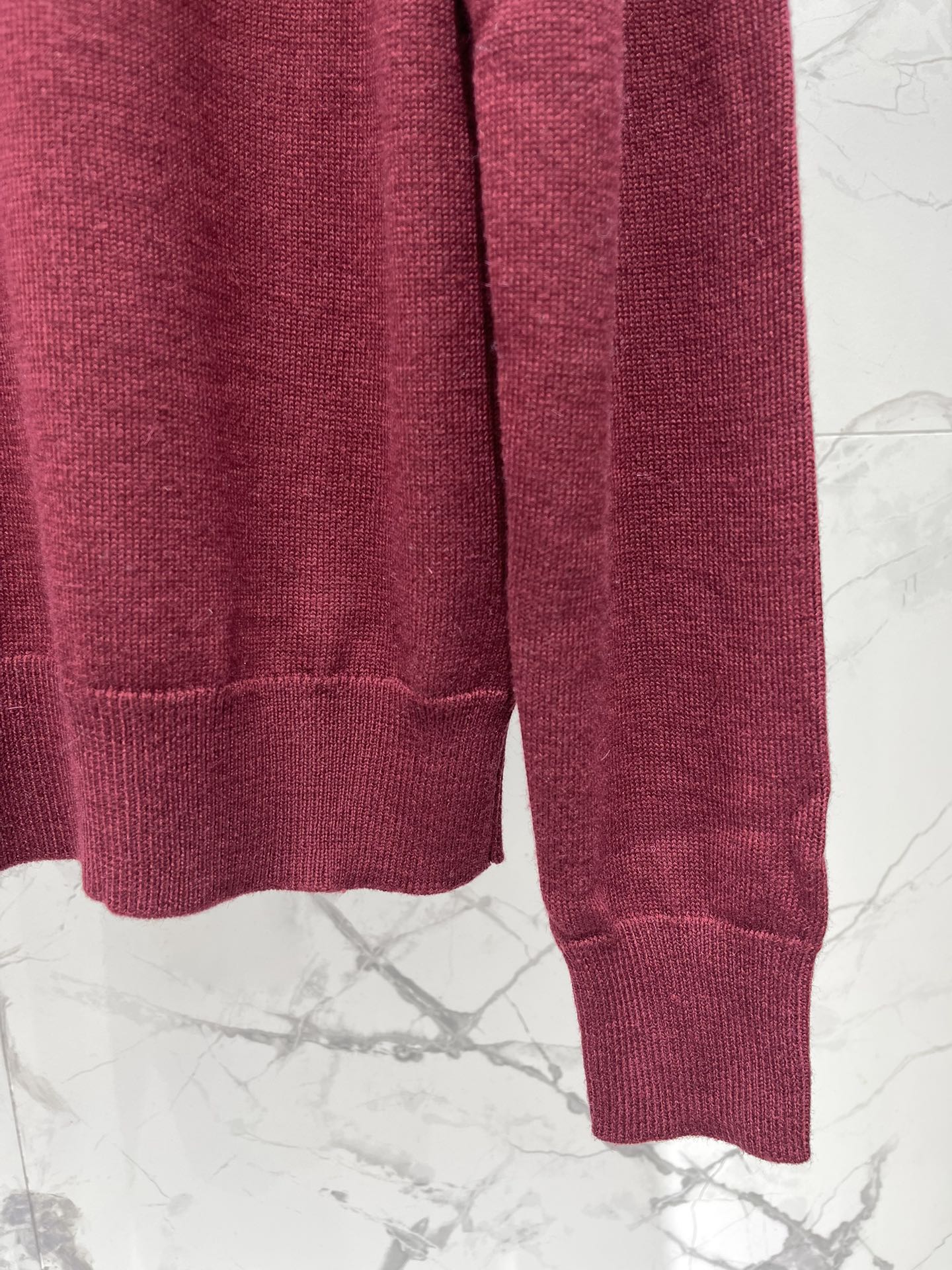 𝗠𝗜𝗨𝗠𝗜𝗨*缪缪字母刺绣羊毛翻领针织衫精致的字母刺绣，是不是超级有品牌感、翻领的设计，既能显得颈部线条