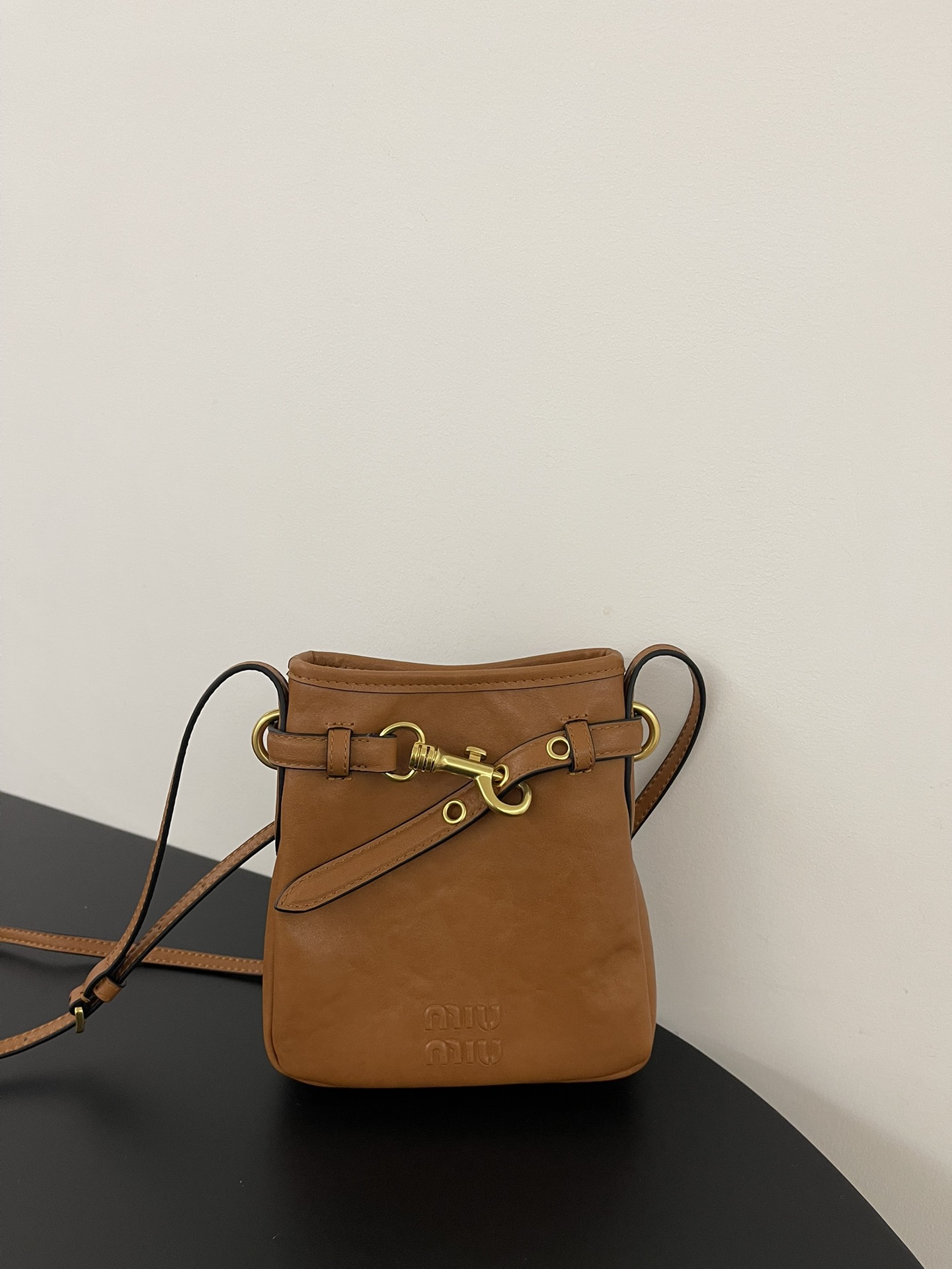 P530 Miumiu nuevo pequeño bolso de la suerte, ¡aquí está! Un bolso imprescindible para los amantes de la moda. El diseñ…