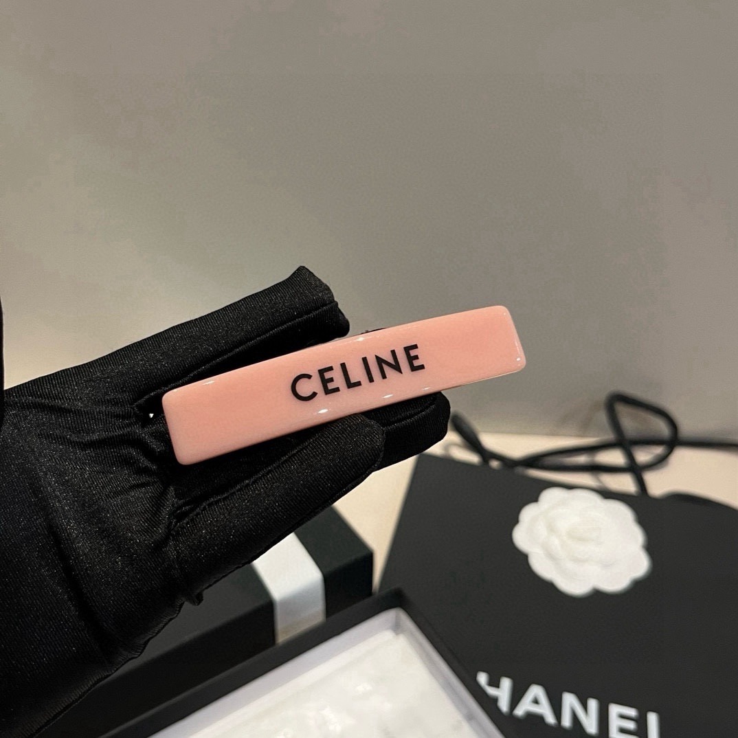 🆕

Celine赛琳新款发夹