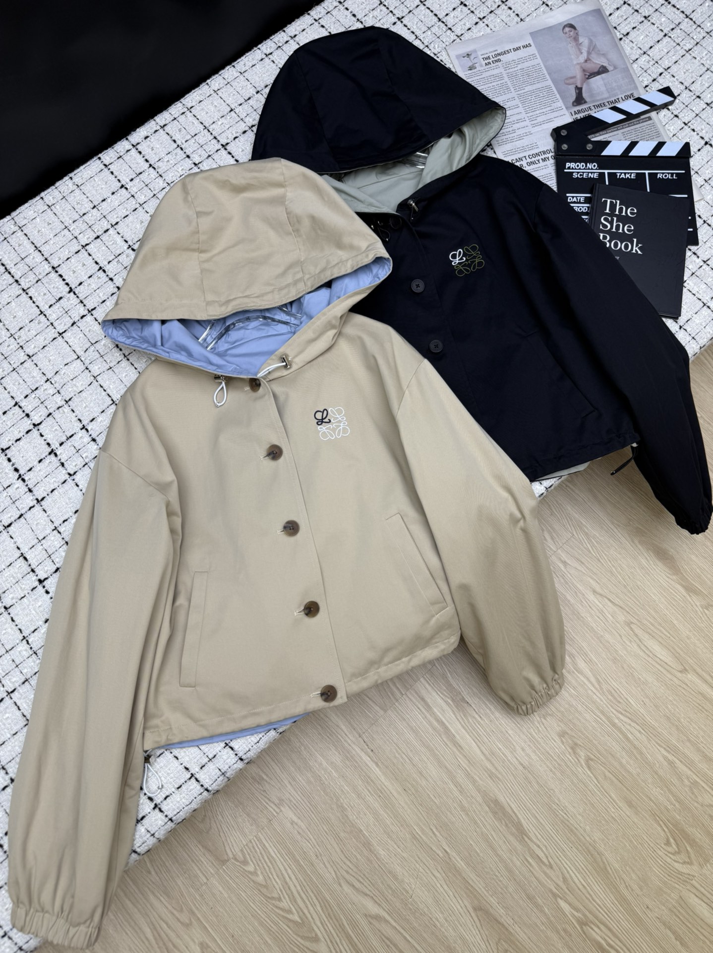 NO:480792,Loew*25 new style, double-sided hooded jacket, a stylish girl, with a retro style, classic straight-tube style, not picky at all, two sides of fabrics are different, two styles are free to switch, very practical, chest embroidery logo embellishment, two colors SML,,loewe, jackets & coats,hats,alexander wang19860909Loew*25新款 两面穿设计连帽外套 妥妥的时髦妹子 自带复古范 经典的直筒版型 完全不挑人 两面面料不同 两个风格自由切换 非常实穿 胸前刺绣logo点缀 两色SML,,loewe,jackets & coats,hats,alexander wang,Women's clothing