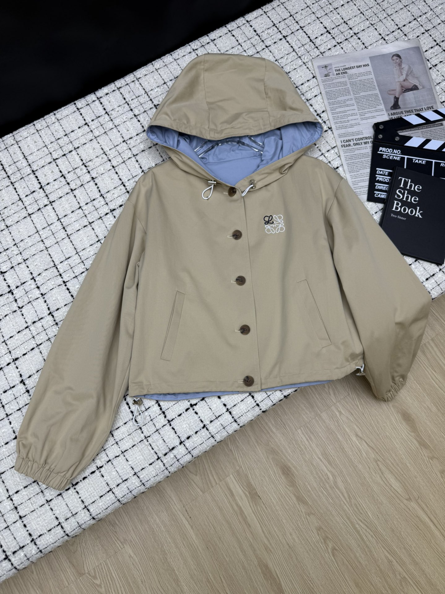 NO:480748,Loew*25 new style, double-sided hooded jacket, a stylish girl, with a retro style, classic straight-tube style, not picky at all, two sides of fabrics are different, two styles are free to switch, very practical, chest embroidery logo embellishment, two colors SML,,loewe, jackets & coats,hats,alexander wang19860909Loew*25新款 两面穿设计连帽外套 妥妥的时髦妹子 自带复古范 经典的直筒版型 完全不挑人 两面面料不同 两个风格自由切换 非常实穿 胸前刺绣logo点缀 两色SML,,loewe,jackets & coats,hats,alexander wang,Women's clothing