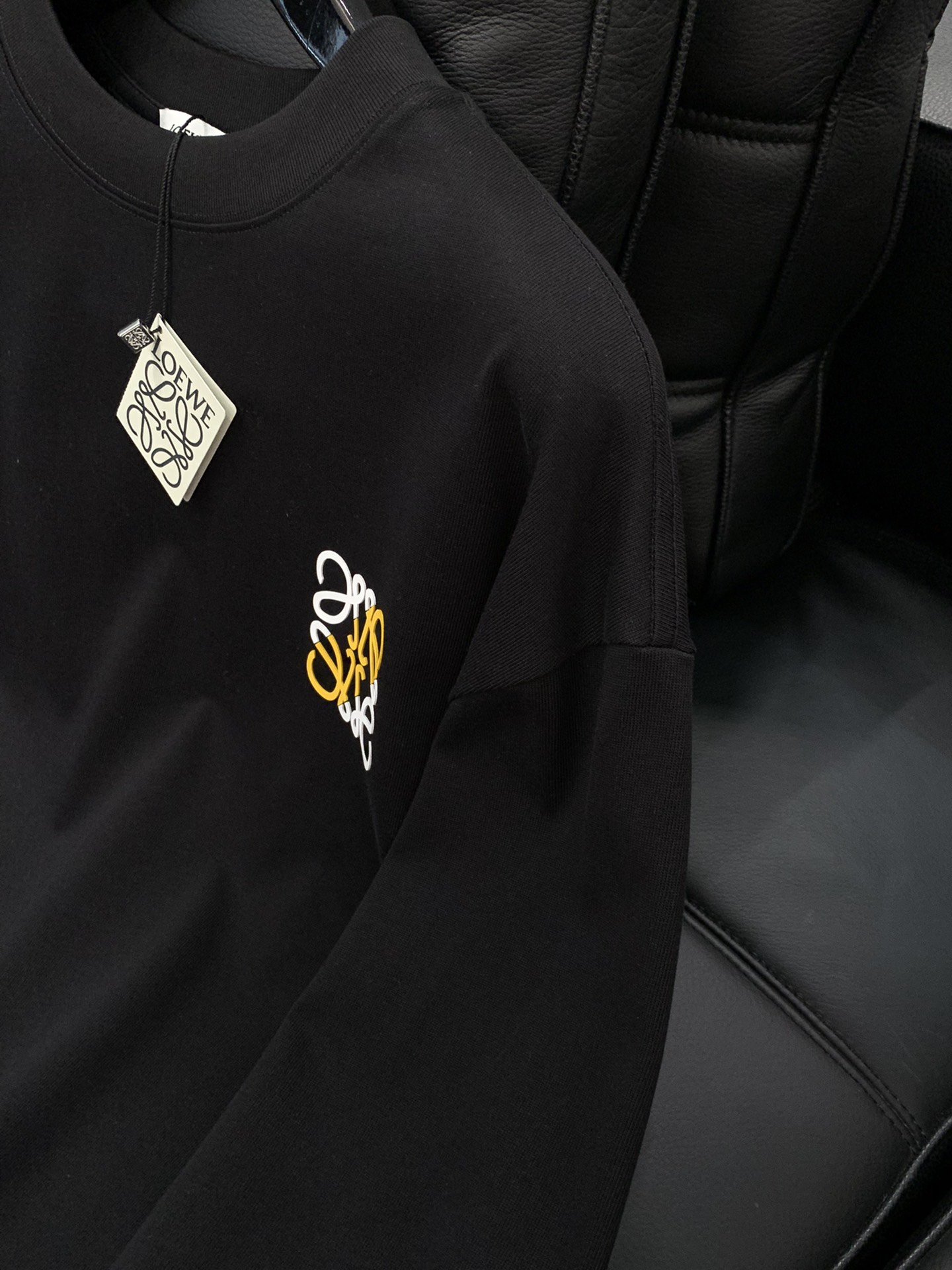 ，Loewe 罗意威，2025秋季最新款，专柜同步有售，原单狠货，时尚休闲圆领长袖T恤，上身很有特点！吸