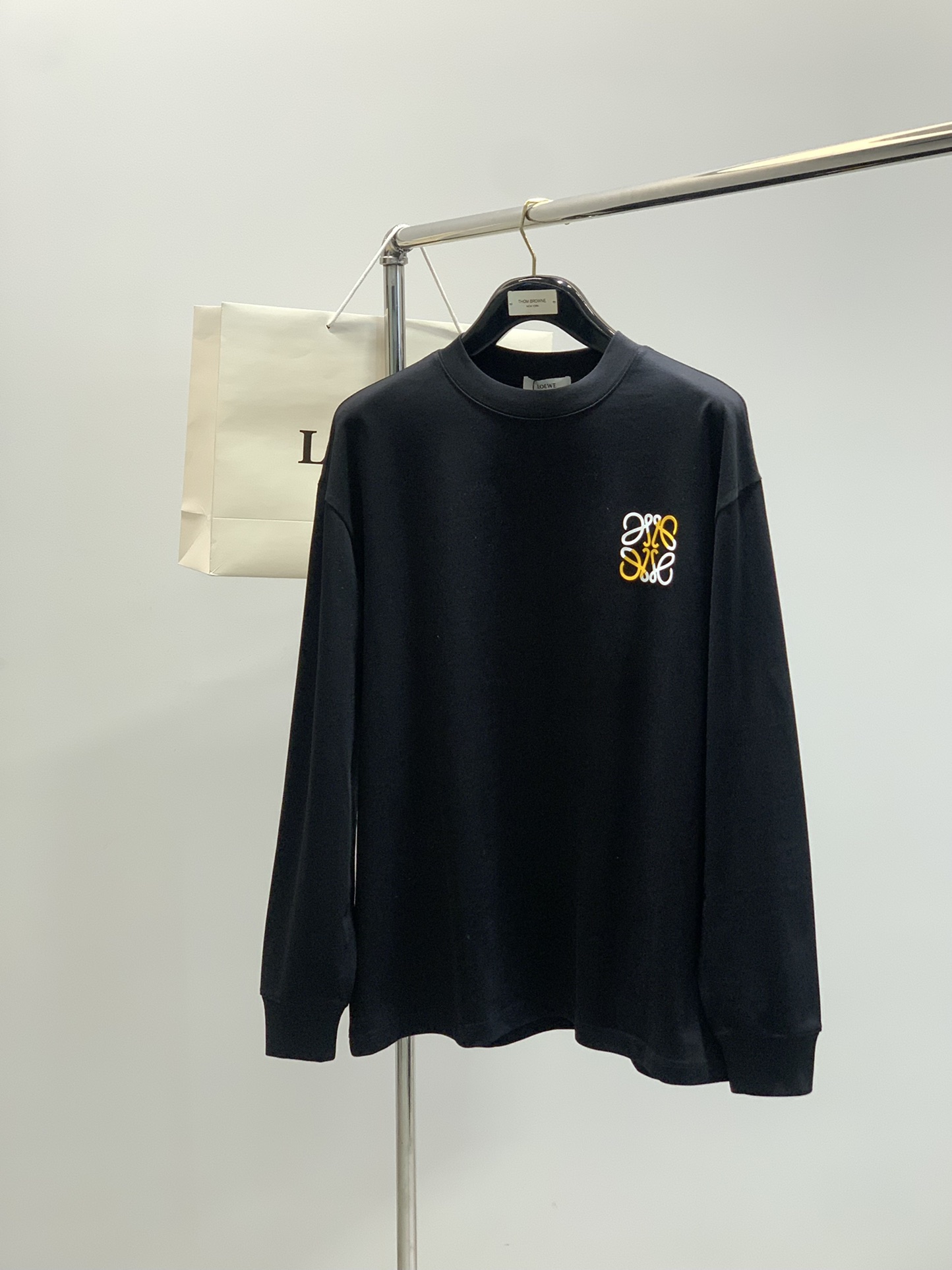 ，Loewe 罗意威，2025秋季最新款，专柜同步有售，原单狠货，时尚休闲圆领长袖T恤，上身很有特点！吸
