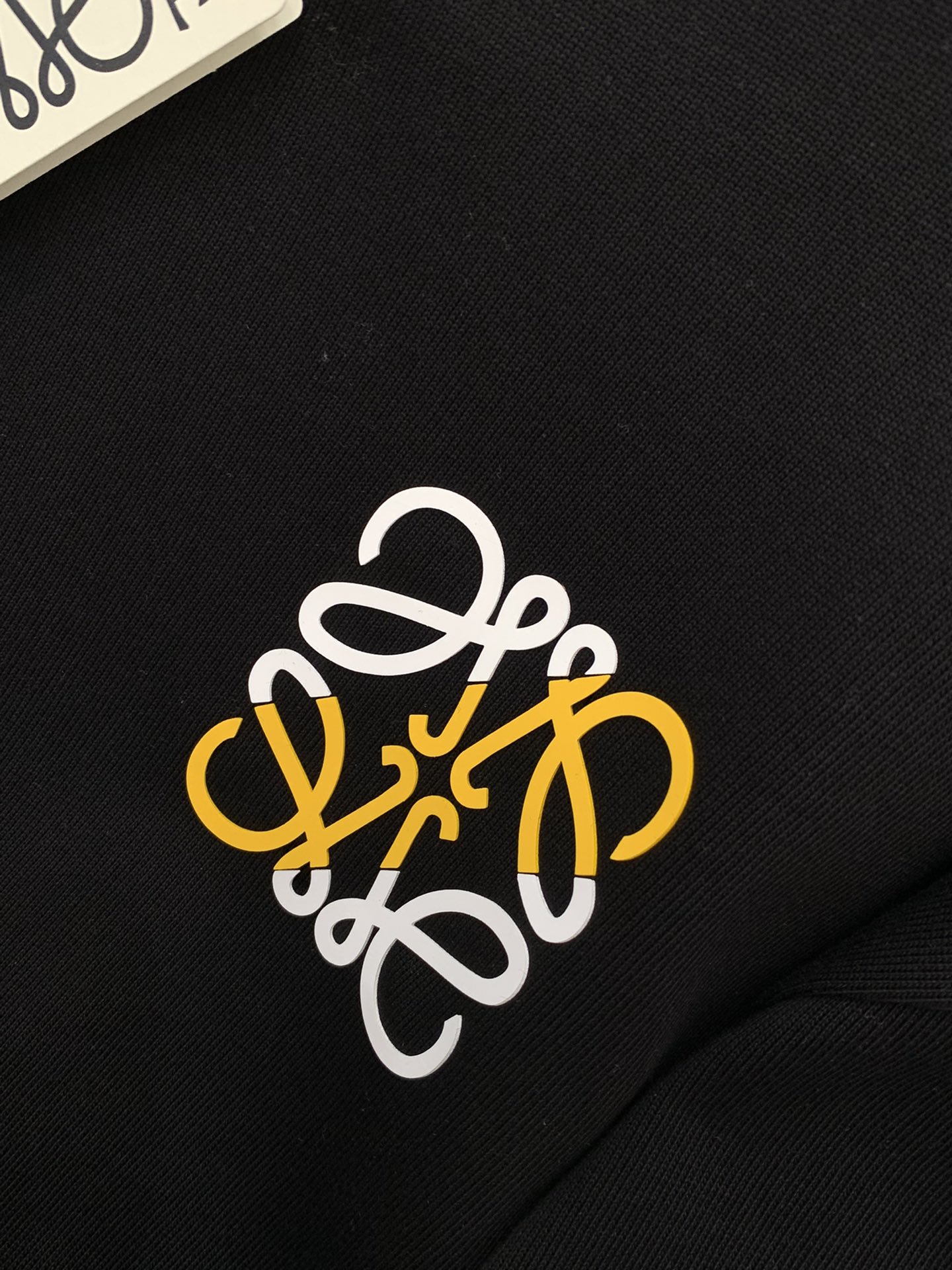 ，Loewe 罗意威，2025秋季最新款，专柜同步有售，原单狠货，时尚休闲圆领长袖T恤，上身很有特点！吸