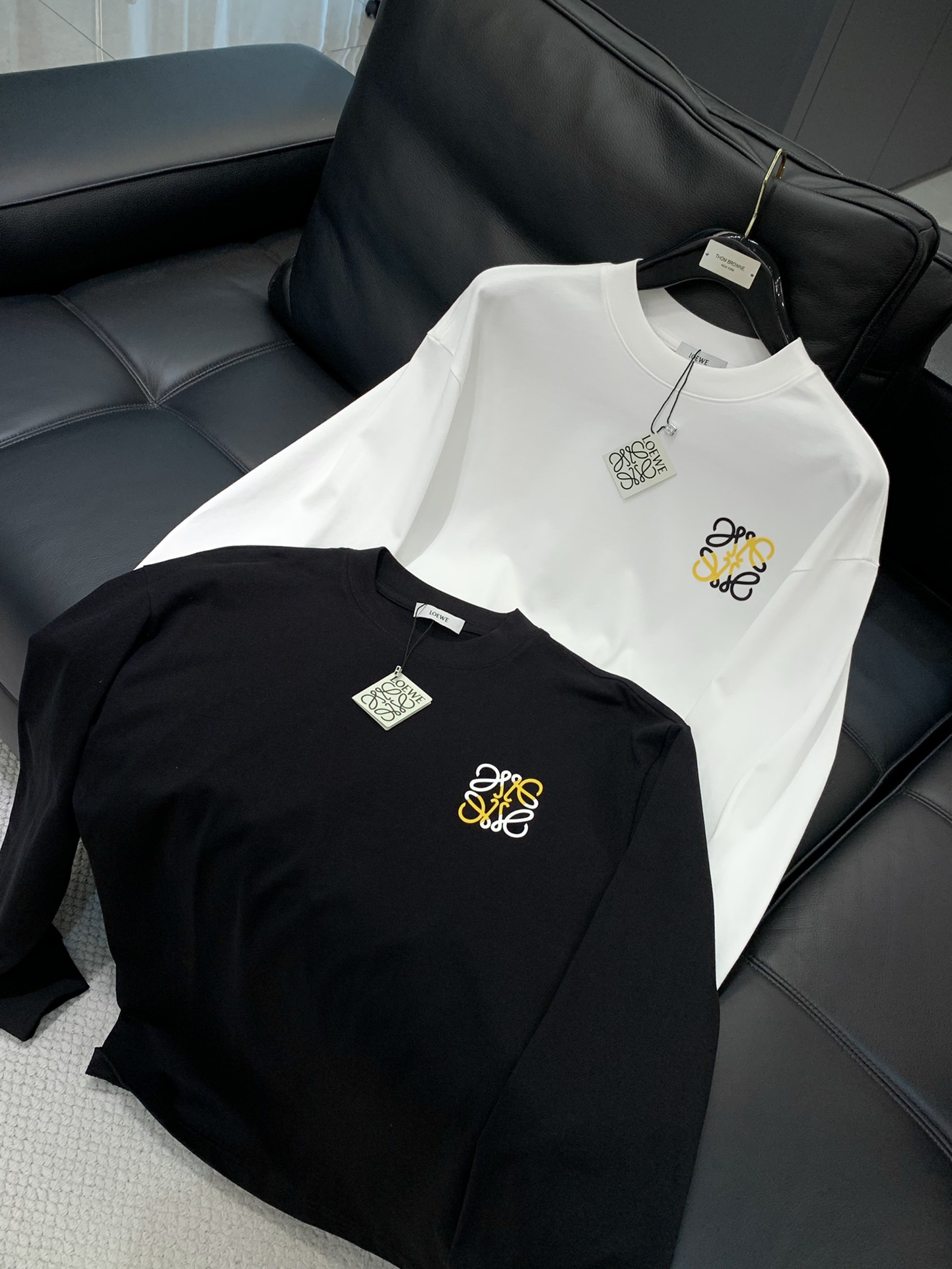 ，Loewe 罗意威，2025秋季最新款，专柜同步有售，原单狠货，时尚休闲圆领长袖T恤，上身很有特点！吸