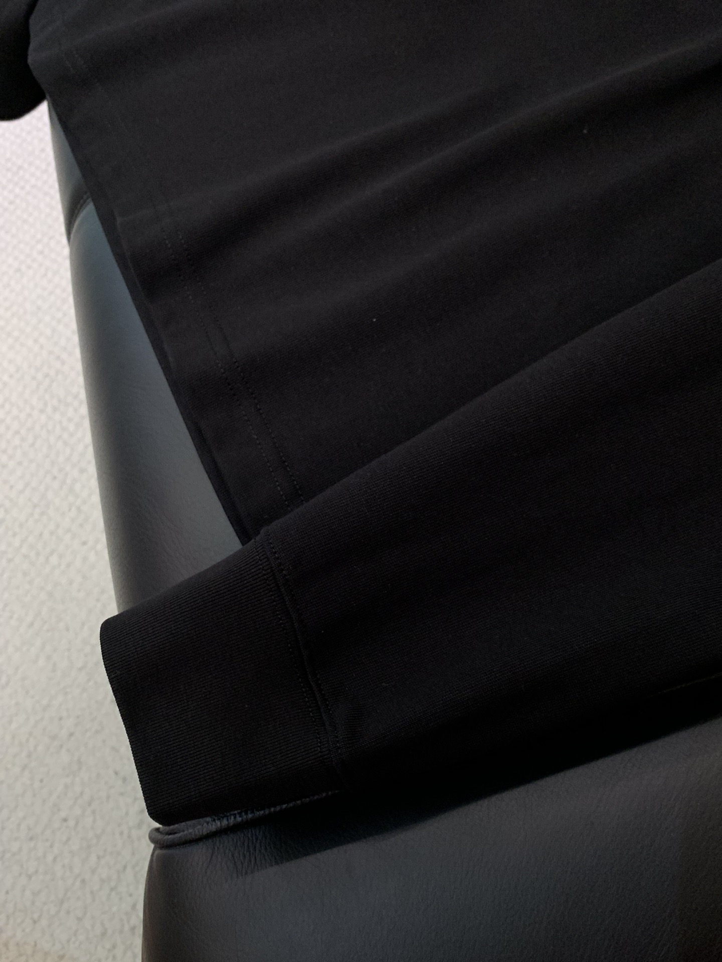 ，Loewe 罗意威，2025秋季最新款，专柜同步有售，原单狠货，时尚休闲圆领长袖T恤，上身很有特点！吸