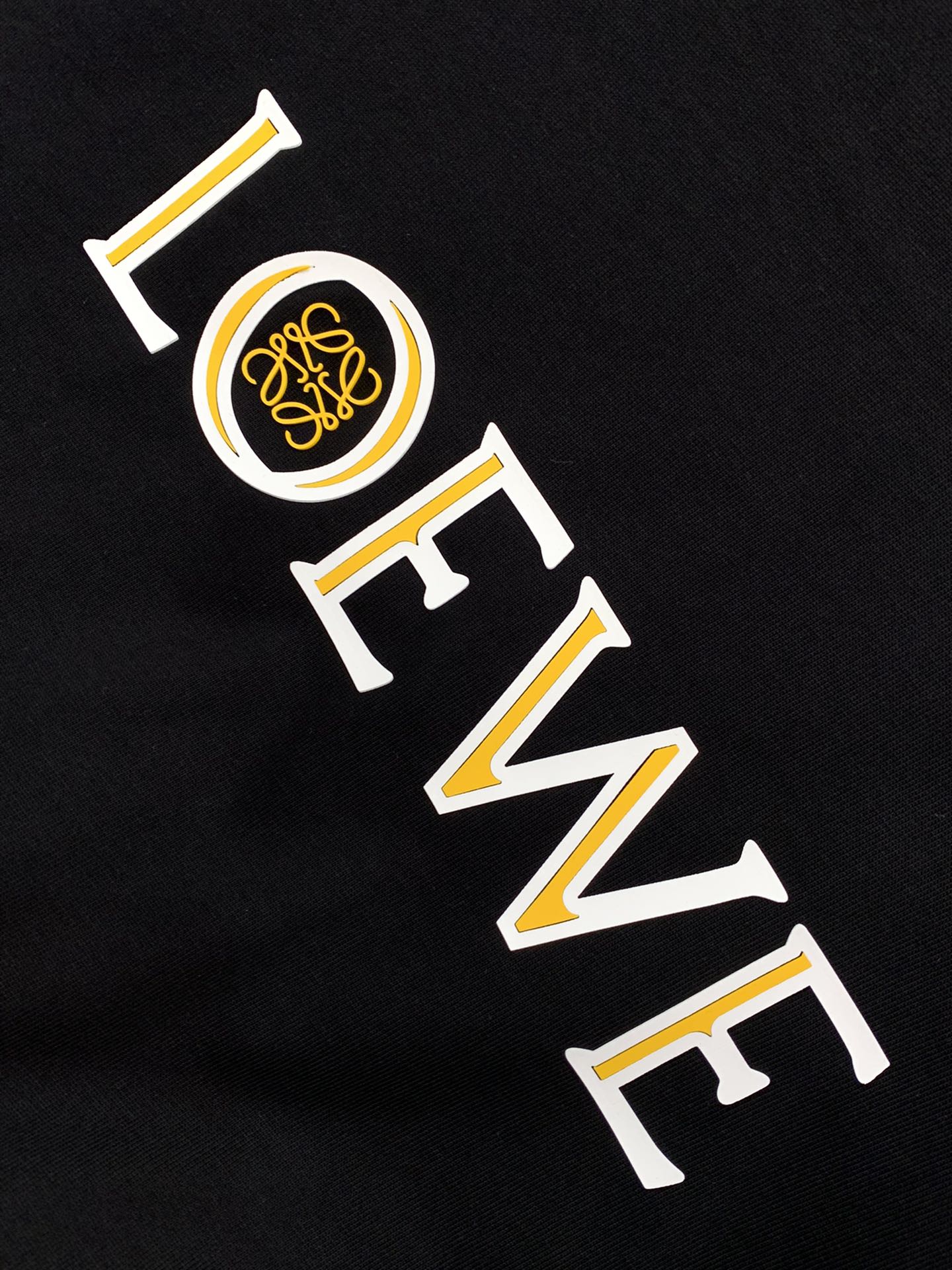 ，Loewe 罗意威，2025秋季最新款，专柜同步有售，原单狠货，时尚休闲圆领长袖T恤，上身很有特点！吸