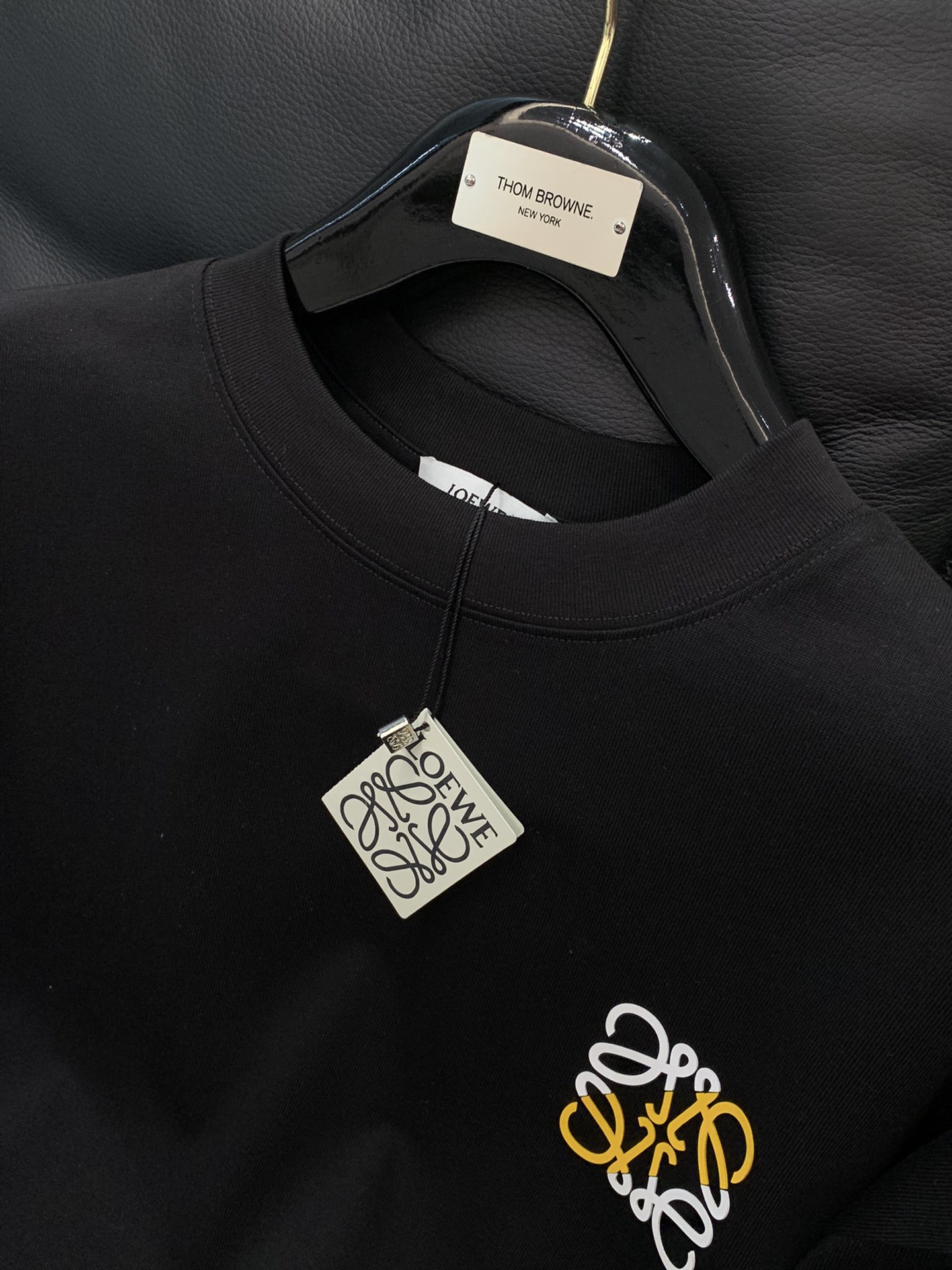 ，Loewe 罗意威，2025秋季最新款，专柜同步有售，原单狠货，时尚休闲圆领长袖T恤，上身很有特点！吸