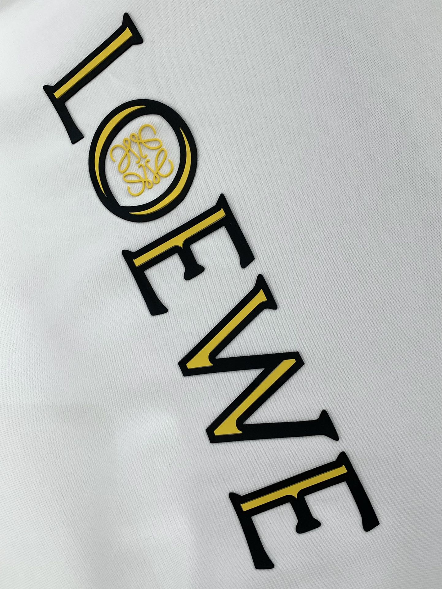 ，Loewe 罗意威，2025秋季最新款，专柜同步有售，原单狠货，时尚休闲圆领长袖T恤，上身很有特点！吸