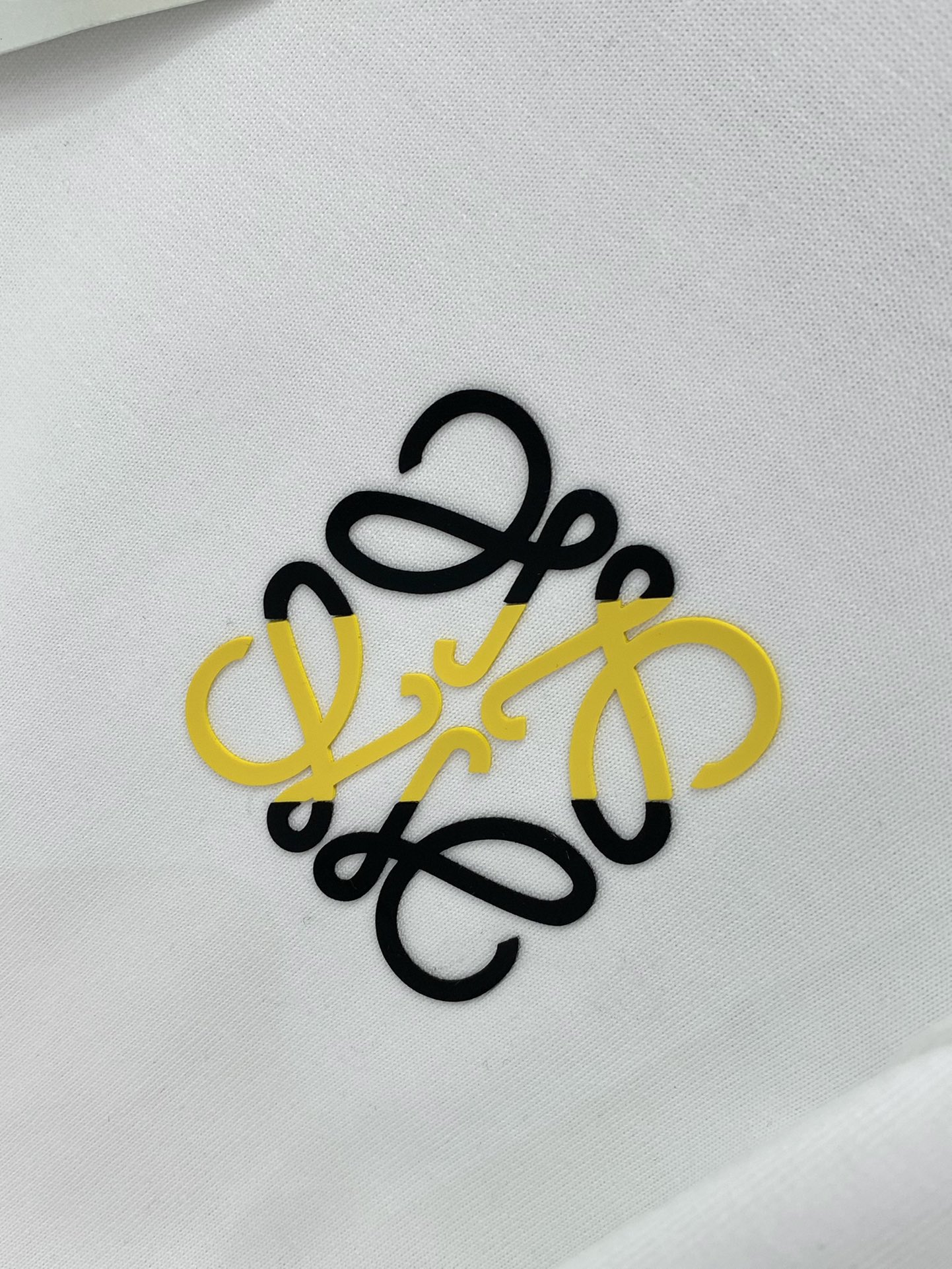 ，Loewe 罗意威，2025秋季最新款，专柜同步有售，原单狠货，时尚休闲圆领长袖T恤，上身很有特点！吸